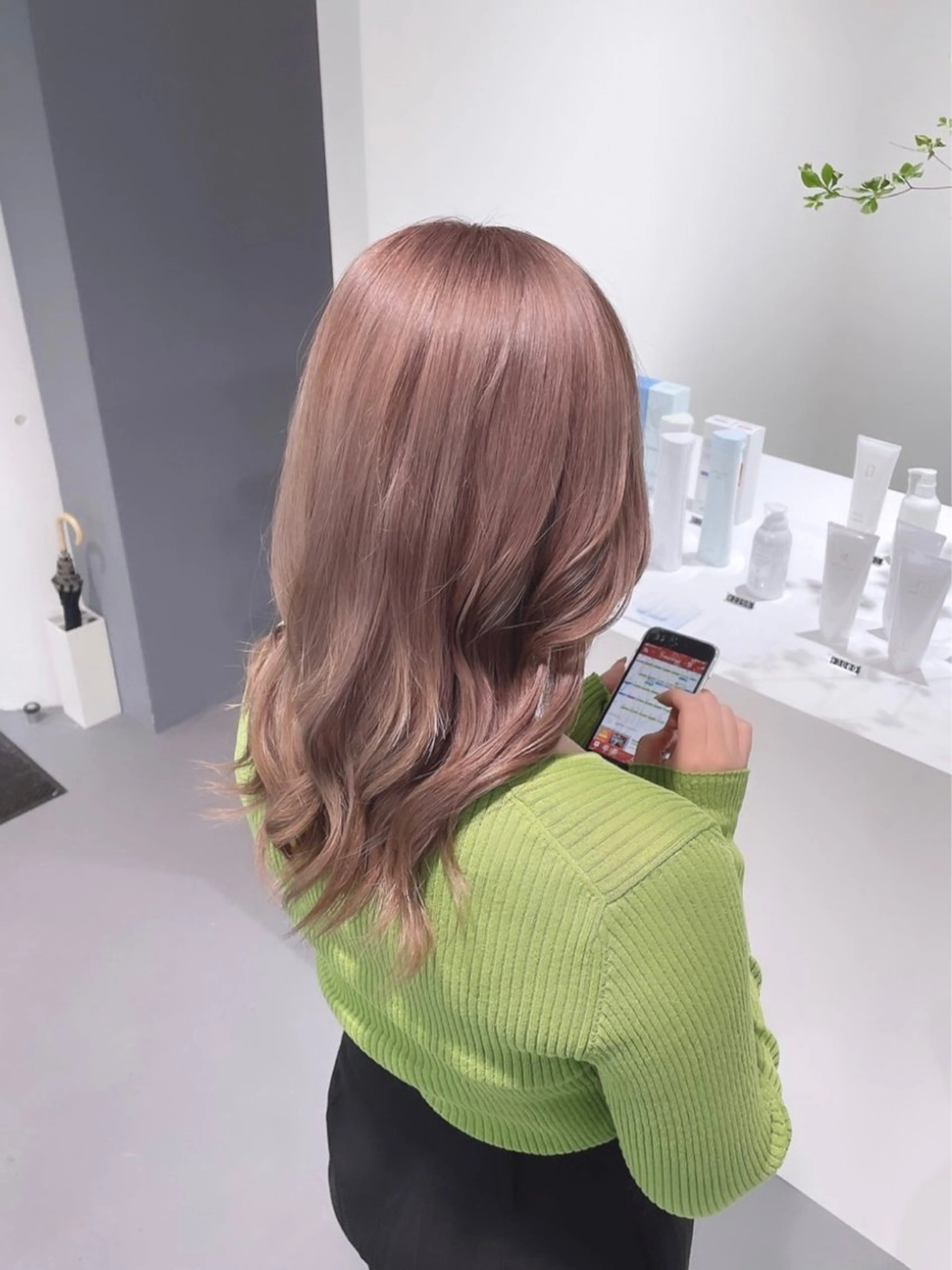 セミロング LEF TATEMACHI所属・西山祐生/ハイトーン /ケアブリーチ/艶髪のヘアスタイル