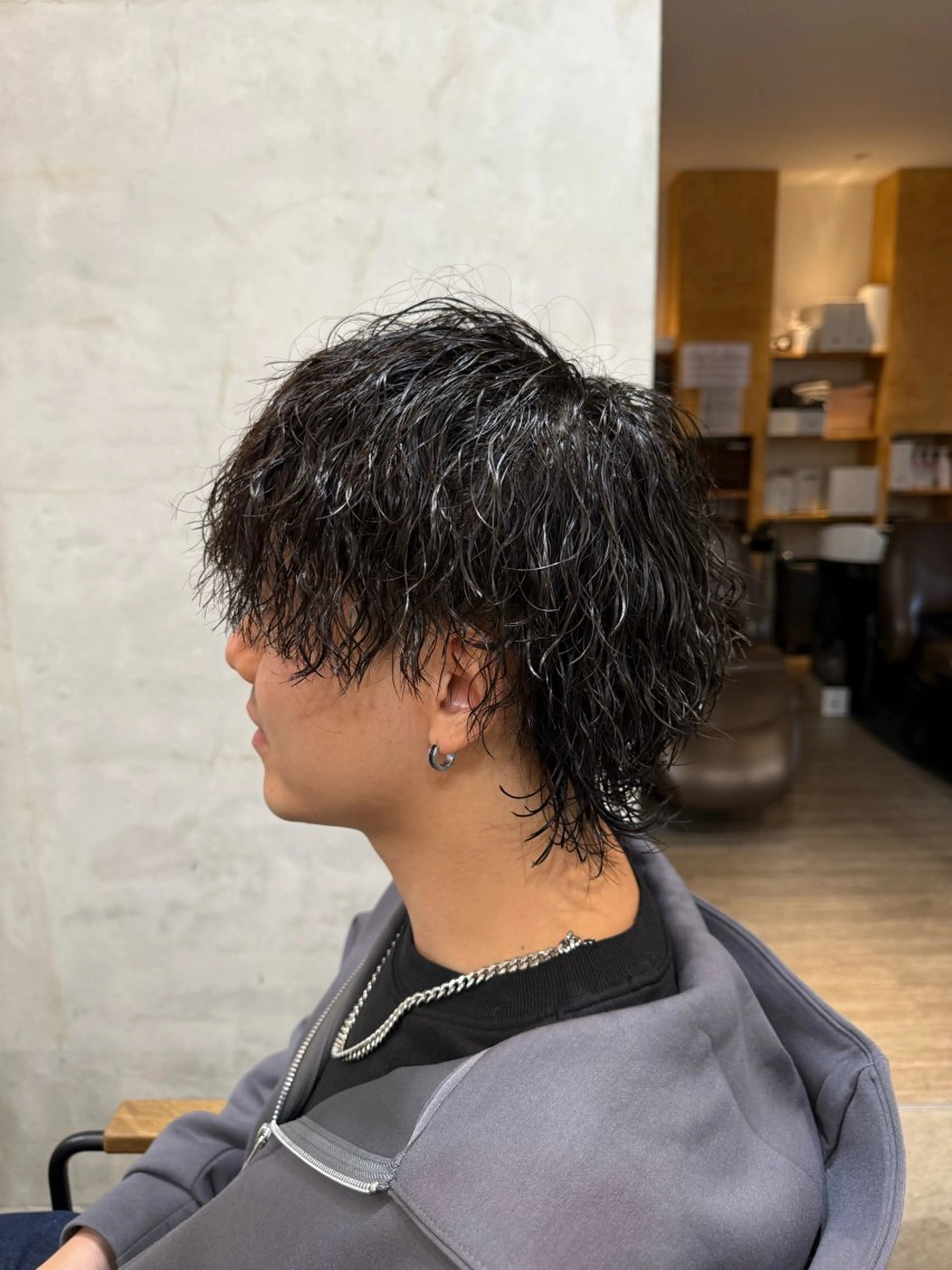 ミディアム パーマ メンズ ミディアムパーマ メンズパーマ ツイストスパイラルパーマ 波巻きパーマ メンズウルフカット men's quru.所属・🔥KOSEI🔥 メンズパーマ特化のヘアスタイル