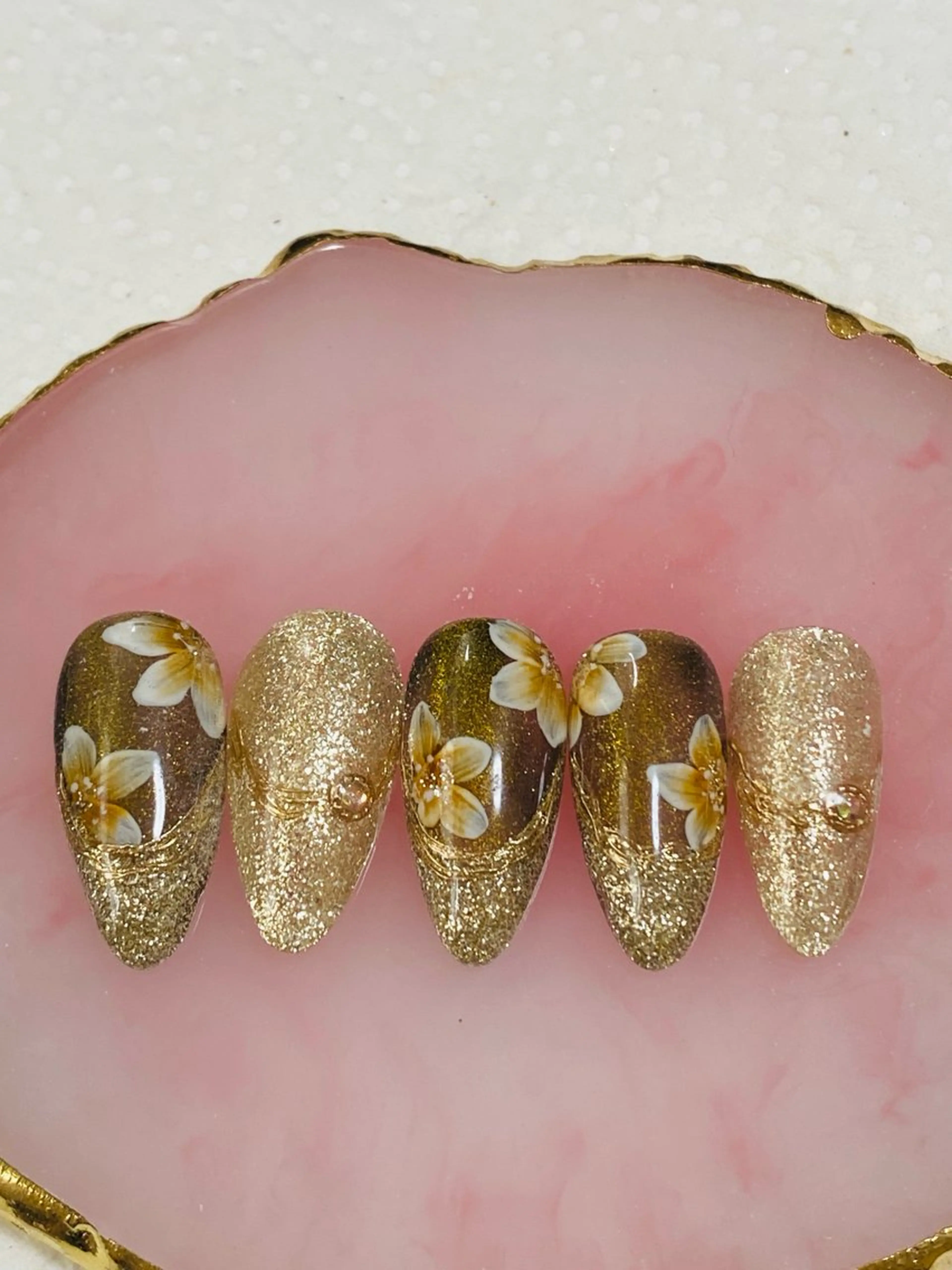 ネイル フラワーネイル フレンチネイル ラメ(グリッター) 自宅ネイルサロン ♦️nuance♦️のネイルデザイン