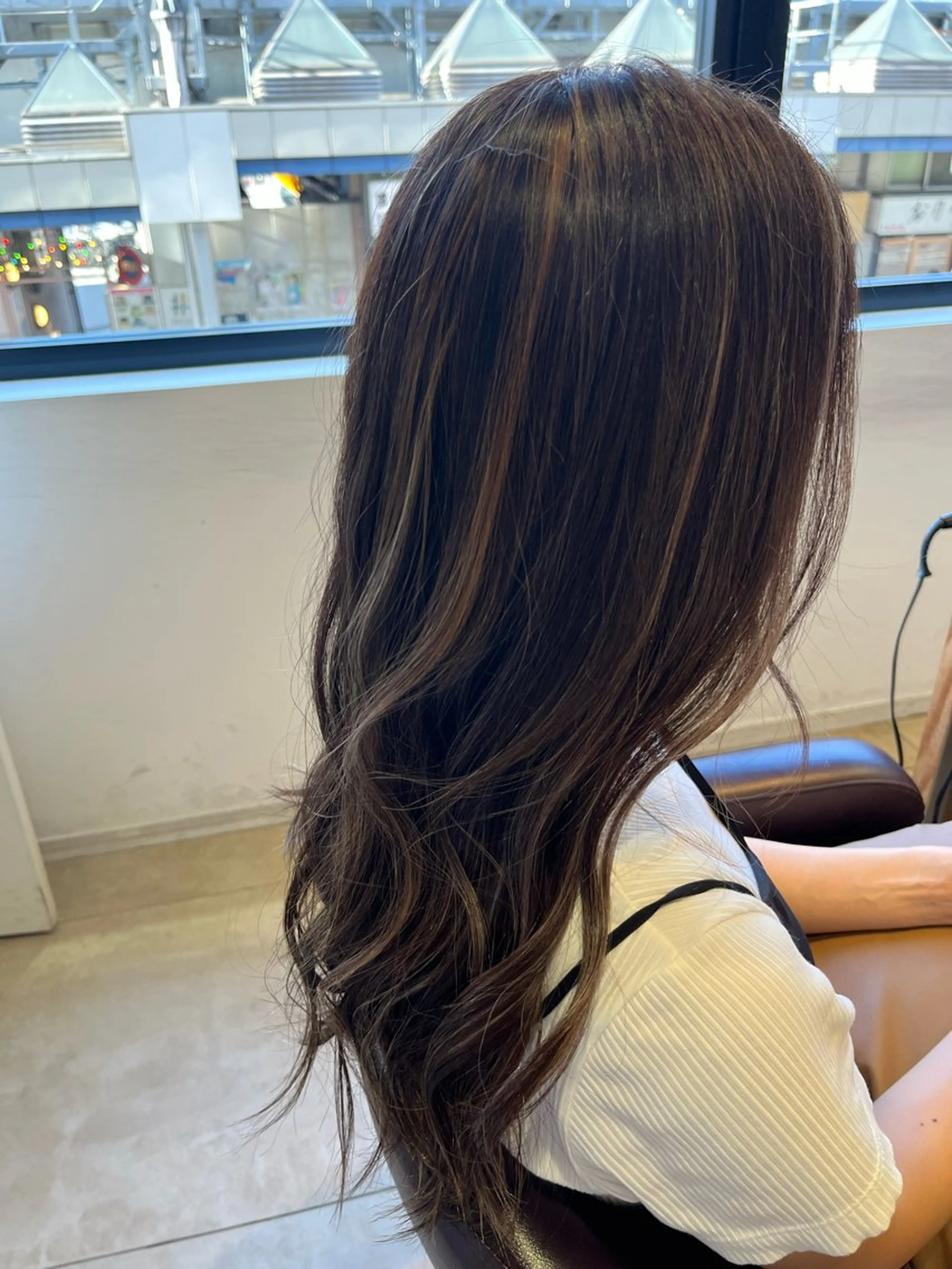 カラー 安達 葵のヘアスタイル