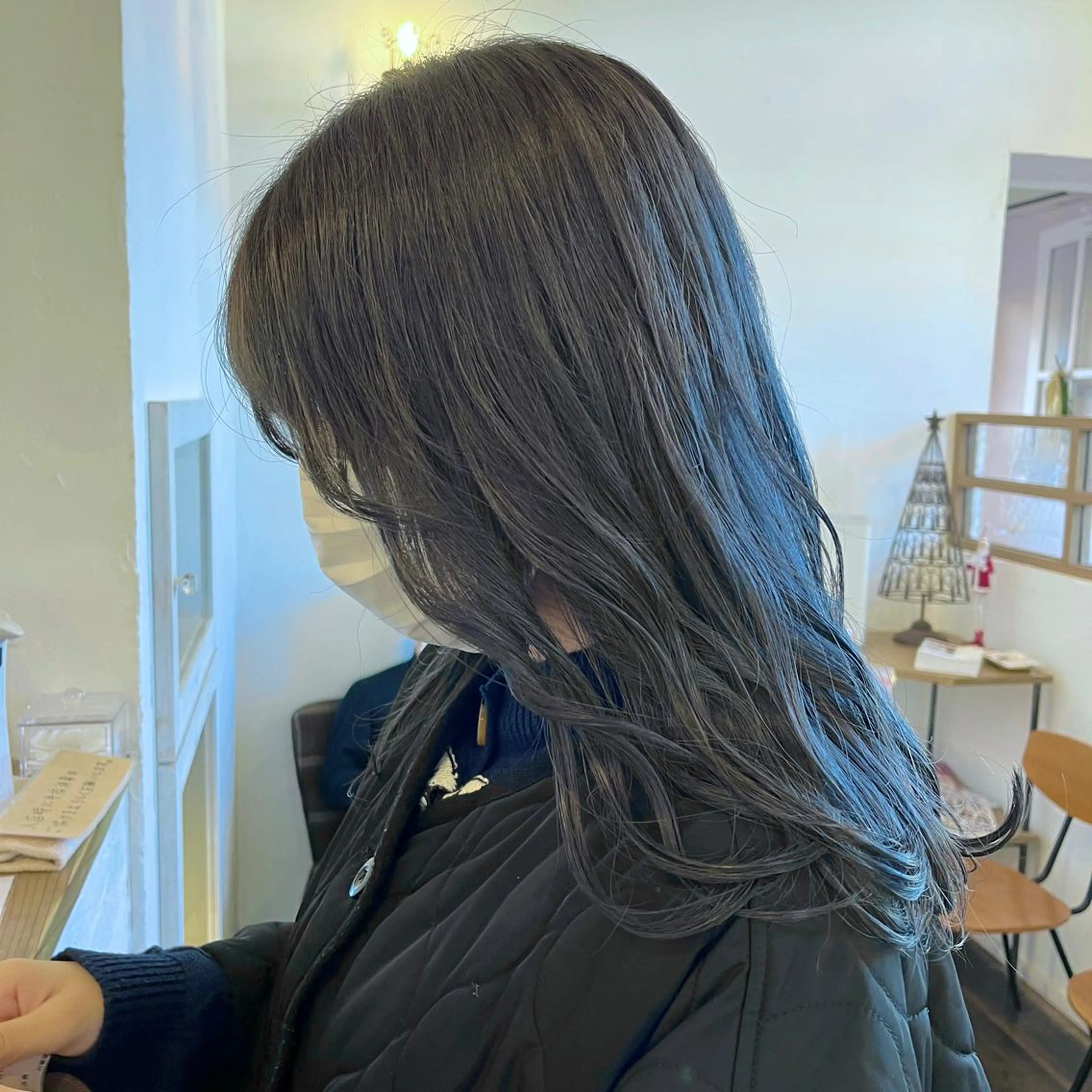 ロング カラー ブリーチ 透明感カラー シルバー 伊藤ゆかり/髪質改善 /透明感カラーのヘアスタイル