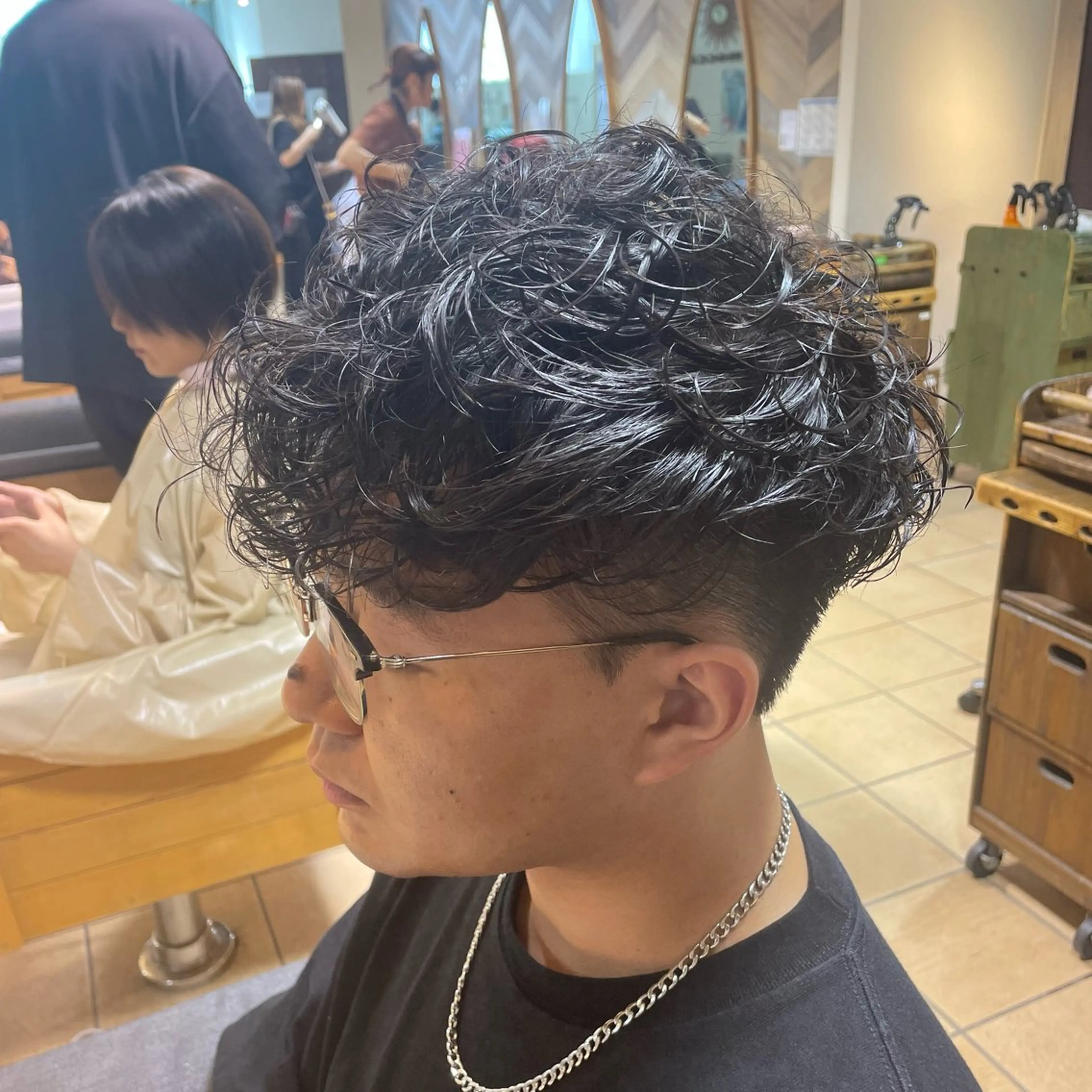 ショート パーマ メンズ スペインカール カット パーマ すげ さやかのヘアスタイル