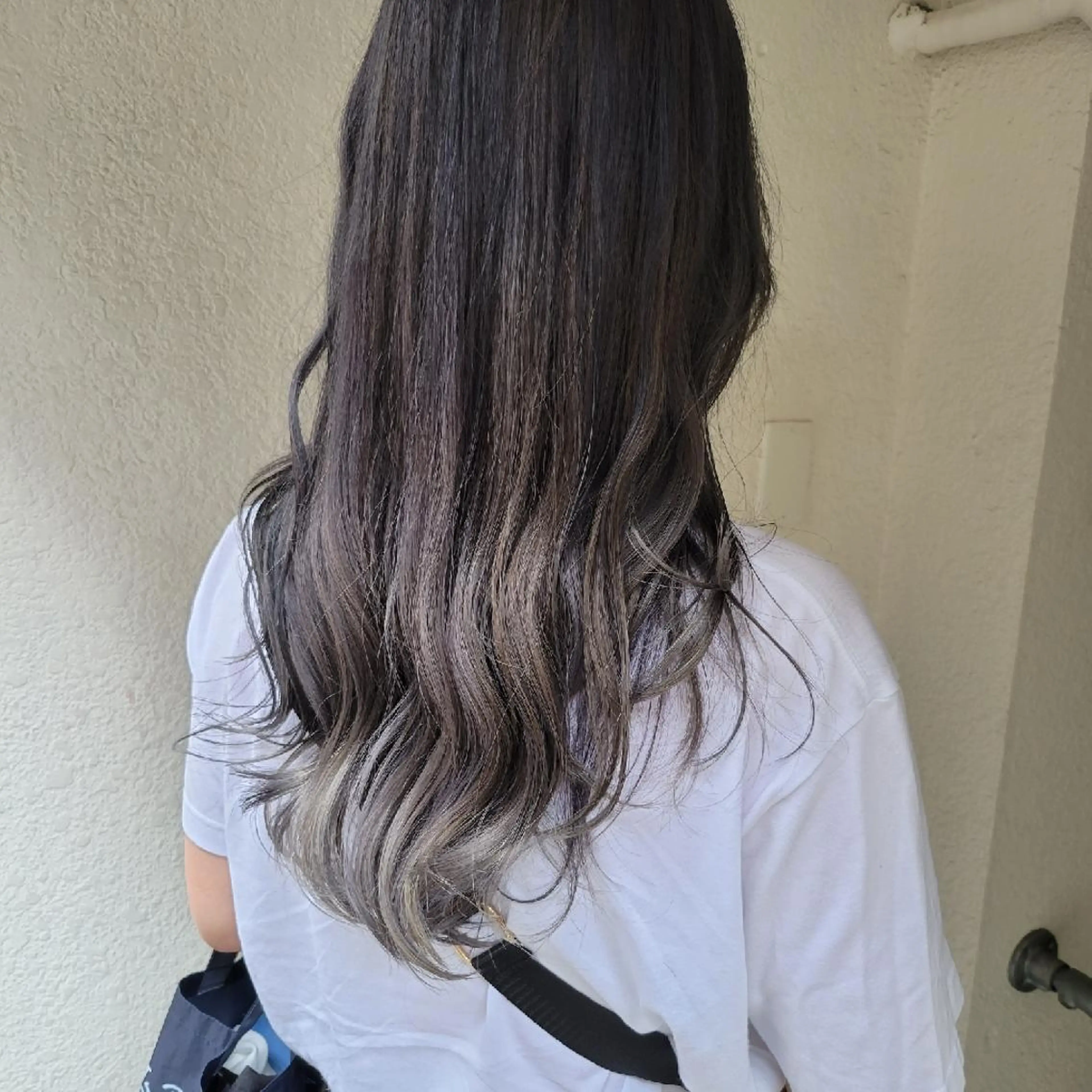 ロング アッシュ アッシュグレー ヘアカラー トリートメント 🇰🇷透明感×ハイ トーン🌟tomoのヘアスタイル