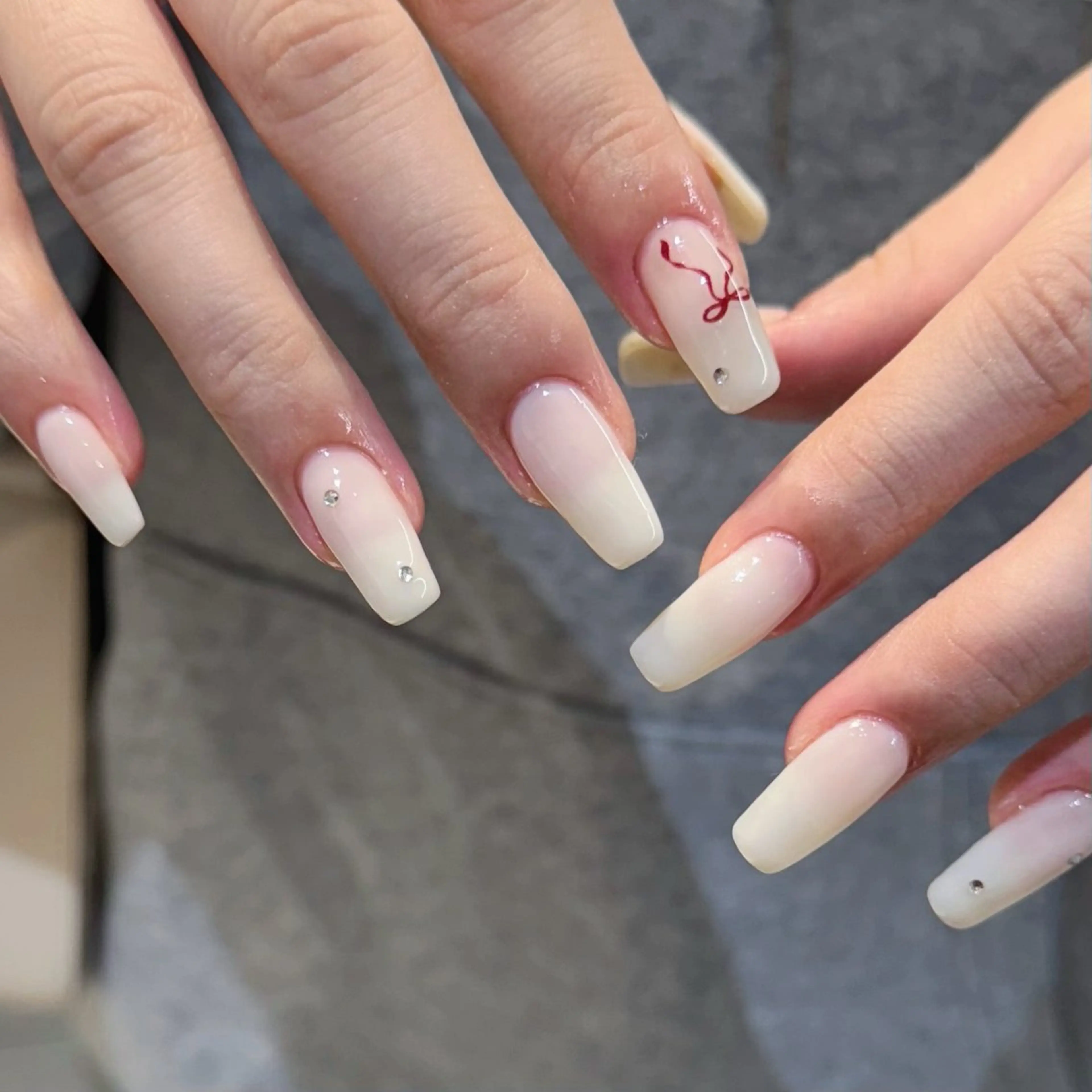 ネイル ワンカラーネイル 赤色 リボン ハンドネイル ハンドケア Chizuru ☾ ໋のネイルデザイン