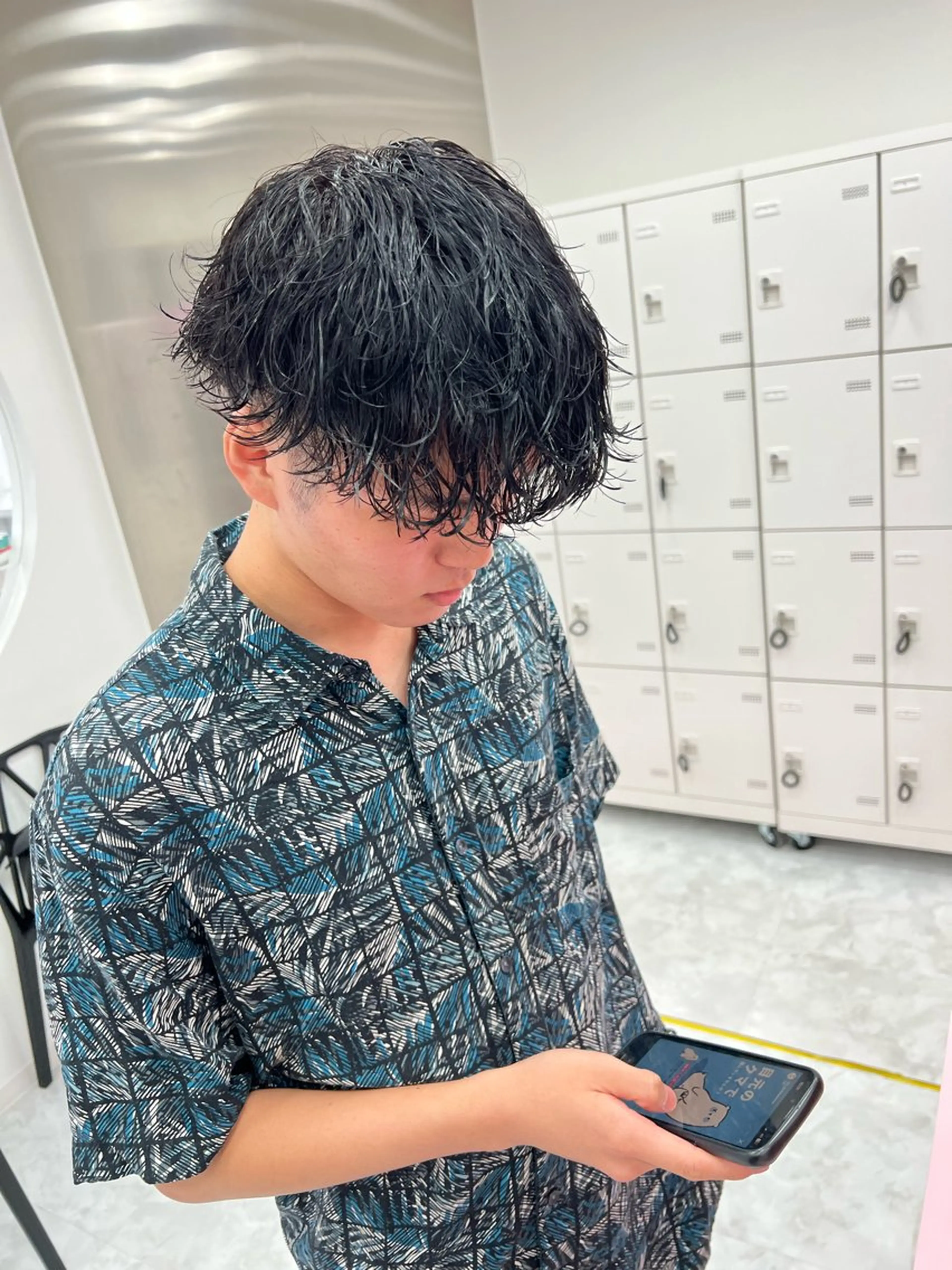 ミディアム パーマ メンズ ミディアムパーマ センターパート メンズ韓国風 韓国マッシュ マッシュウルフ カット ヘアカラー トリートメント ヘッドスパ ヘアセット トレンド/レイヤー うる艶🪞CANDYのヘアスタイル