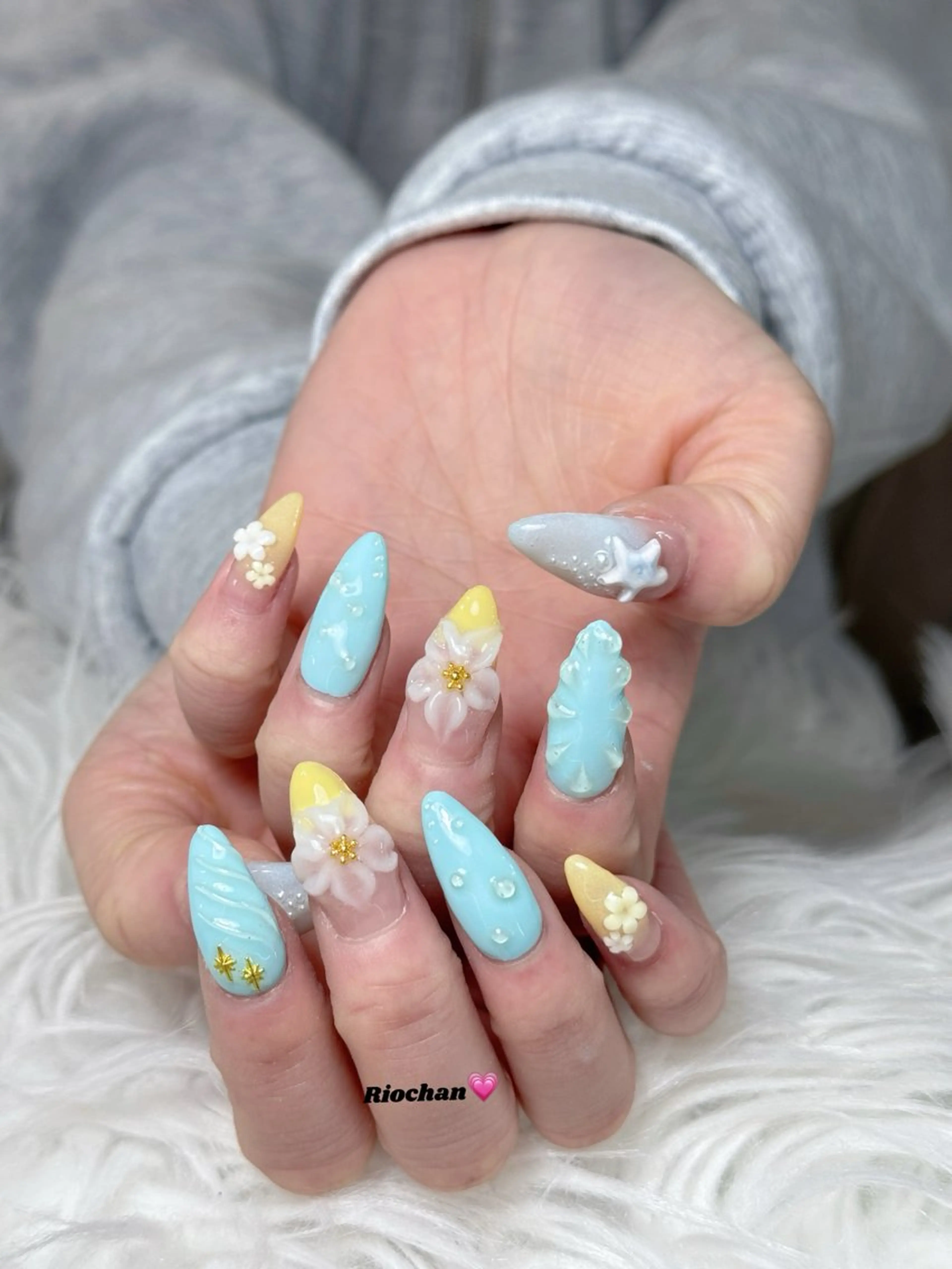 ネイル アートネイル ブルー フラワーネイル 韓国ネイル ワンカラーネイル Luci Nail所属・Luci Nail Rioのネイルデザイン