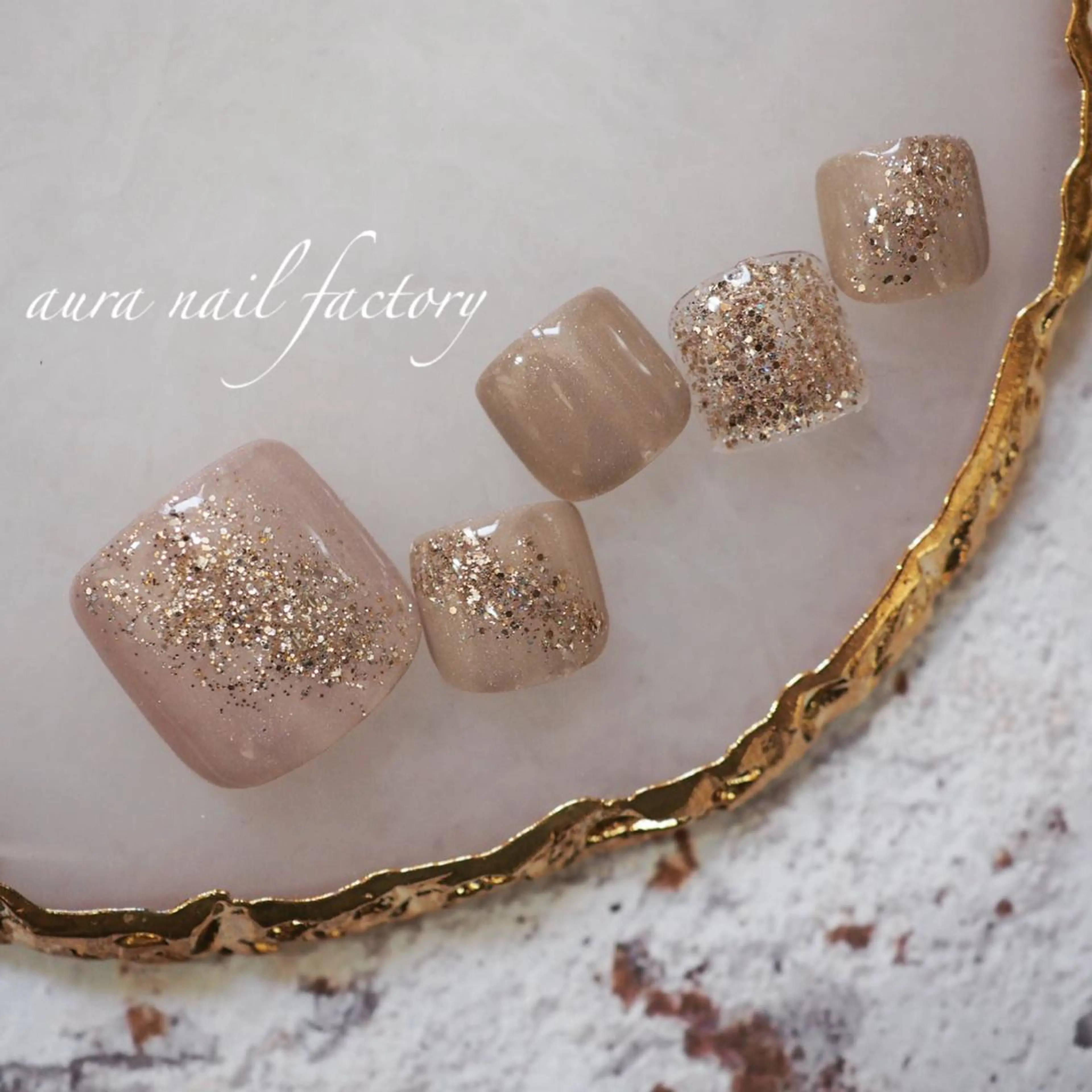 ショート カラー ネイル フットネイル ニュアンスネイル 赤色 シンプルネイル 赤羽　アウラ ネイルファクトリーのネイルデザイン