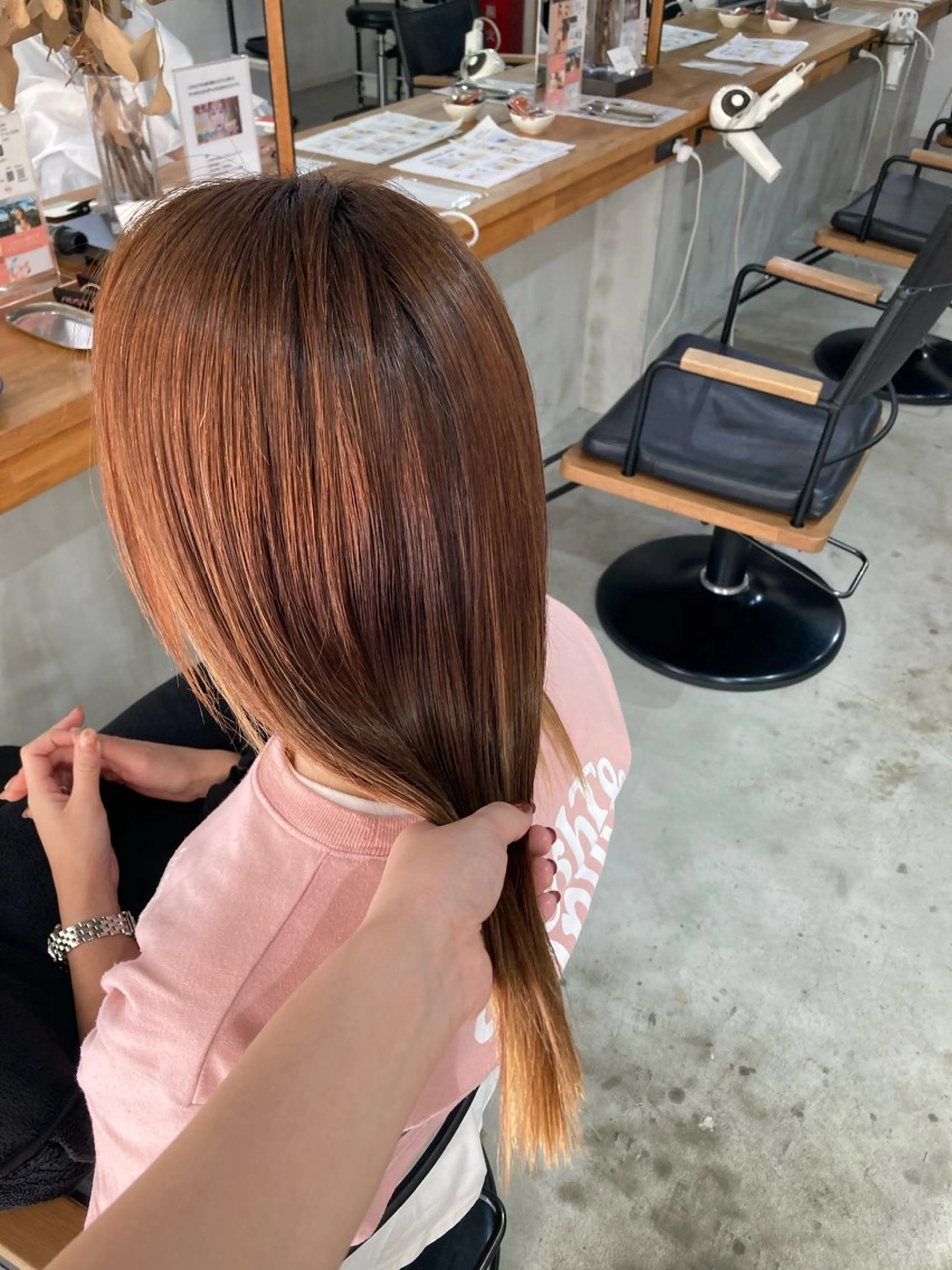 セミロング ATELIER ZIZI川井さくらのヘアスタイル