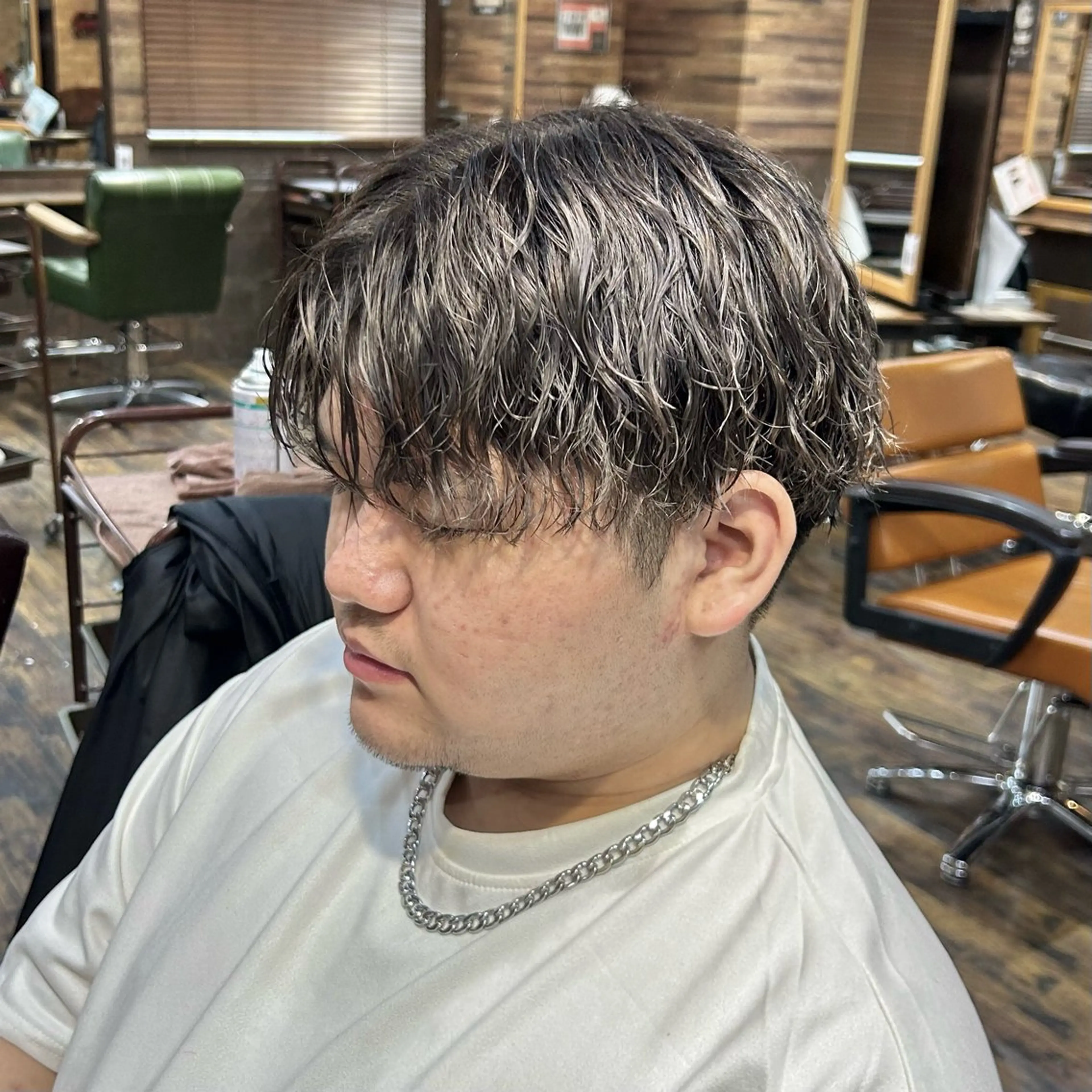 ショート カラー パーマ メンズ メンズブリーチ メンズパーマ ブリーチ ヘアカラー トリートメント ツイスパ/メンズ特化 🦋𝑺𝑶𝑵𝑬の眉毛・アイブロウイメージ