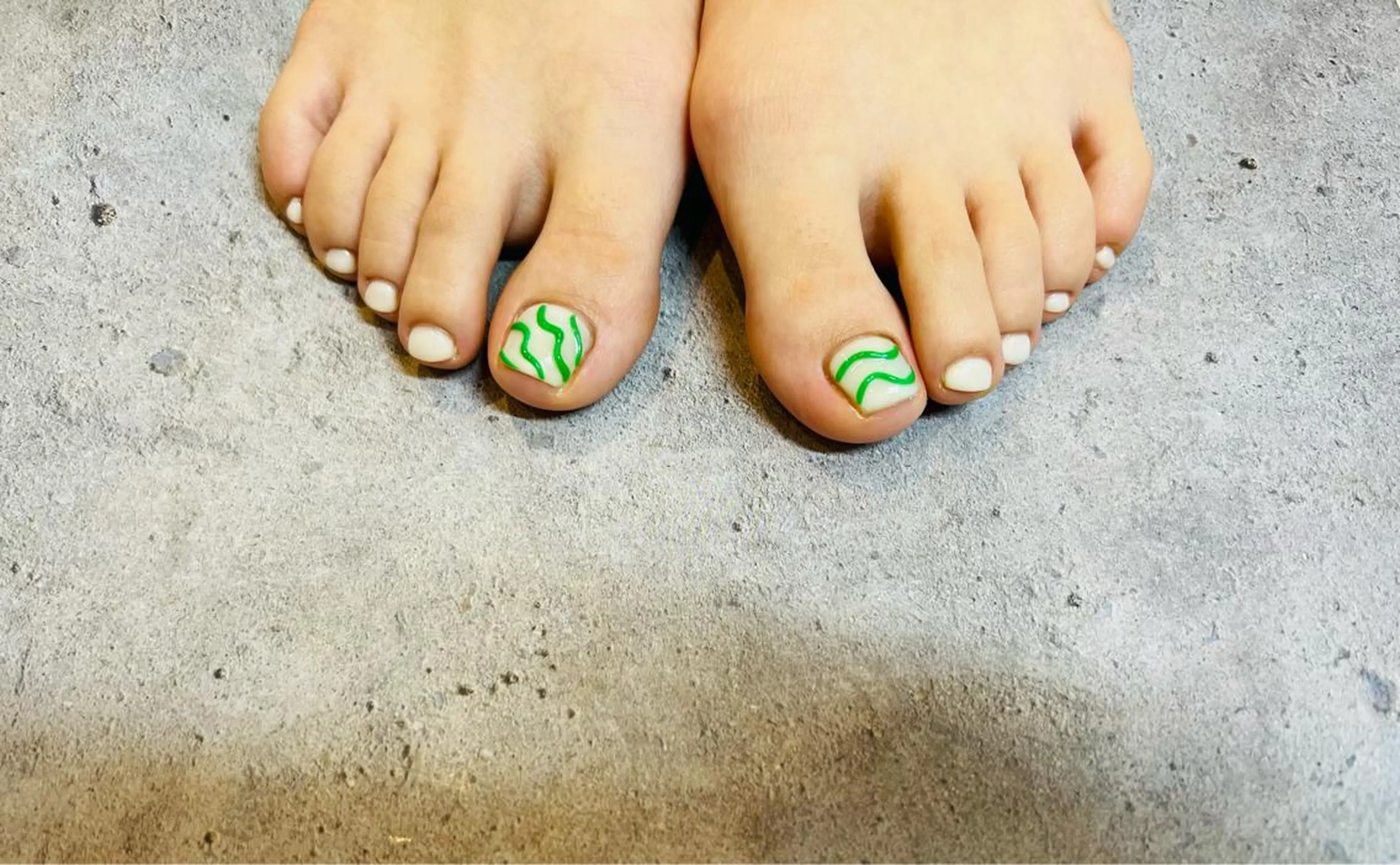 Jr.フットネイル🦶親指２本アート🌺【オフ無し】（大きいパーツは別料金になります。）の写真