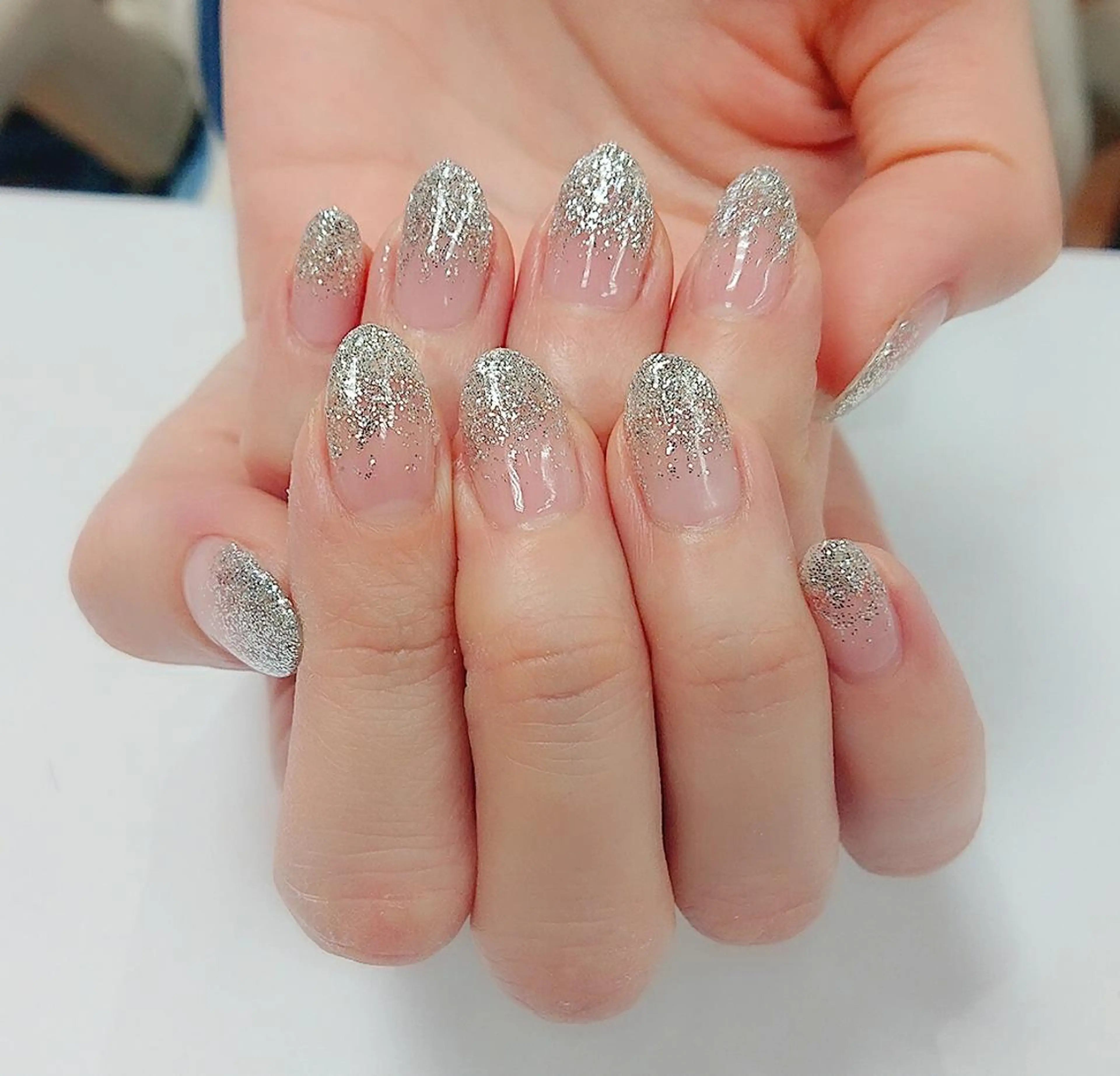 ネイル グラデーション ラメ(グリッター) シルバー 🍒当日もOK🍒 𝑳𝑼𝑵𝑨花井のネイルデザイン