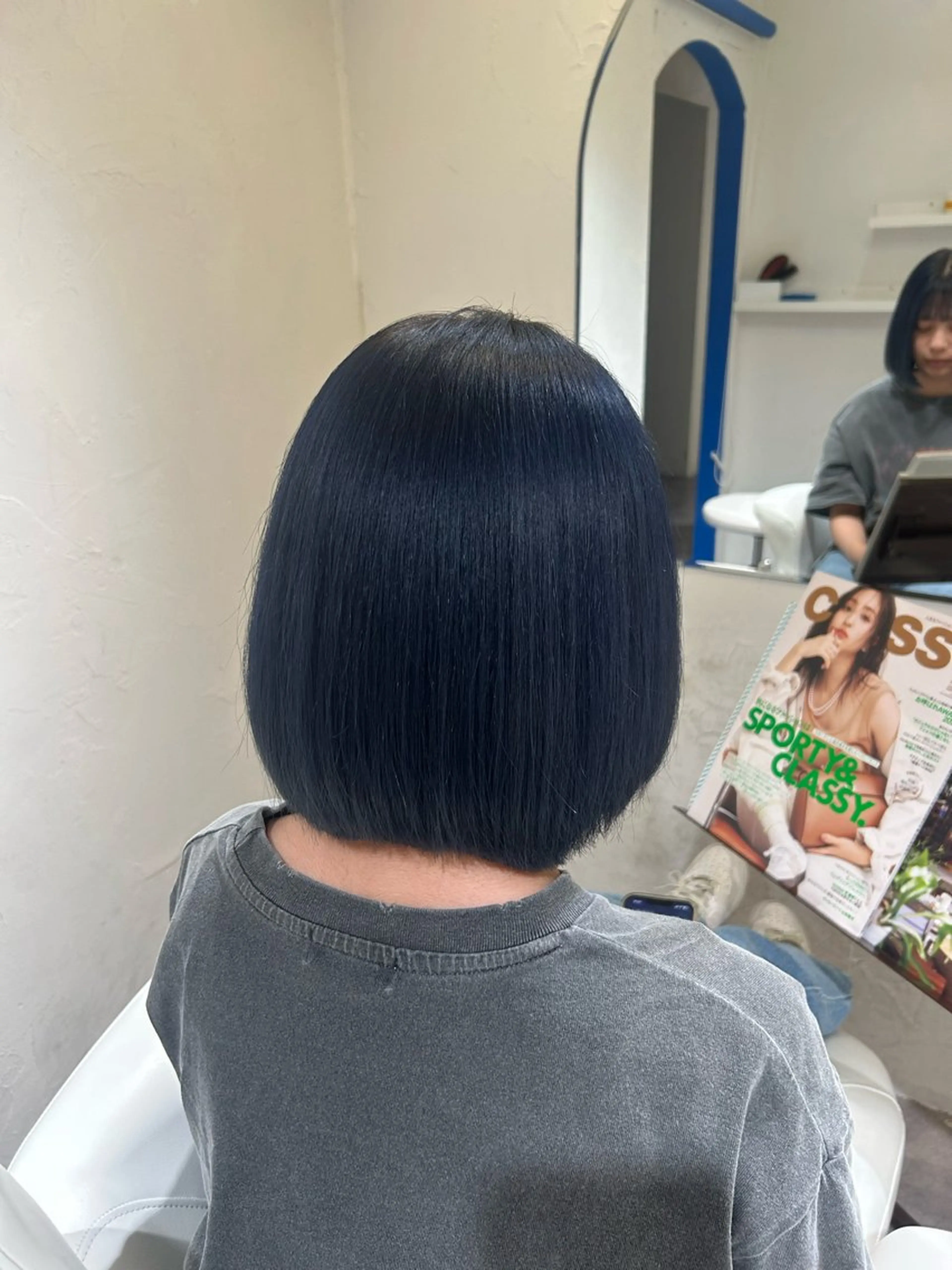 ミディアム カラー 切りっぱなしボブ ブルーカラー ネイビーカラー ボブ Maelle 元町【マエル】所属・rococo./ 清穏🌈💗🦋のマツエク・マツパデザイン