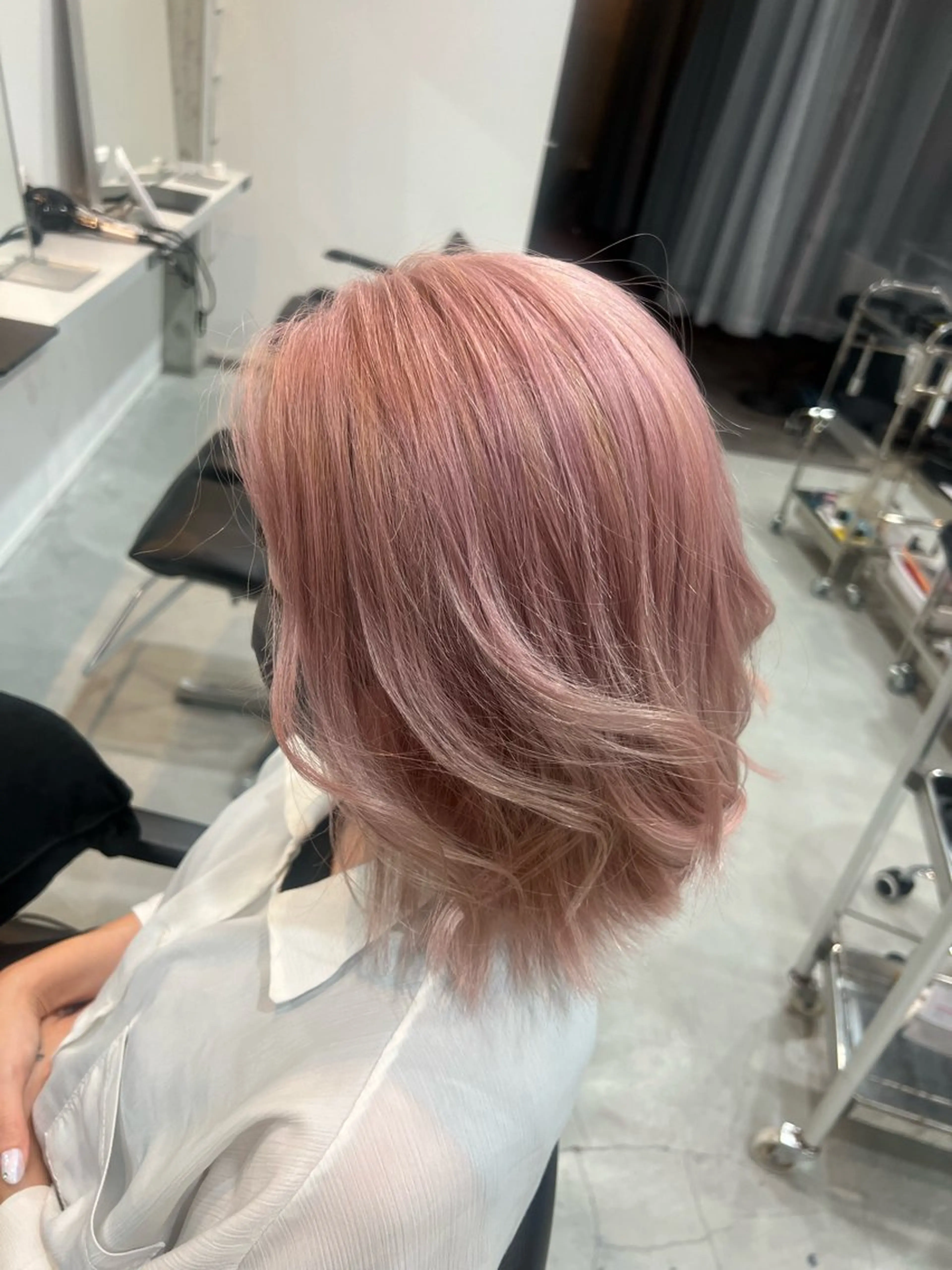 ミディアム カラー 三宅 凜佳のヘアスタイル