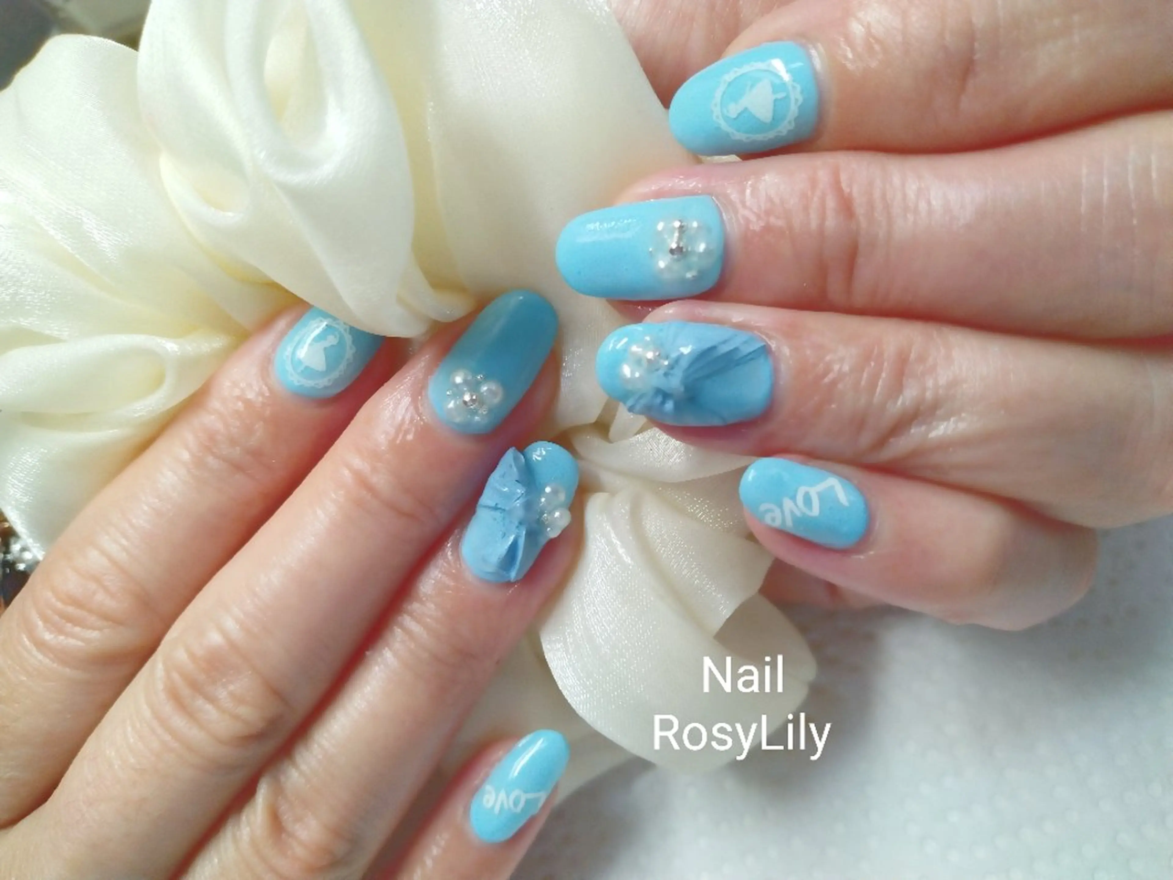 ネイル ブルー リボン ハンドネイル ハンドケア プライベートサロン RosyLily所属・プライベートサロン Rosy Lilyのネイルデザイン