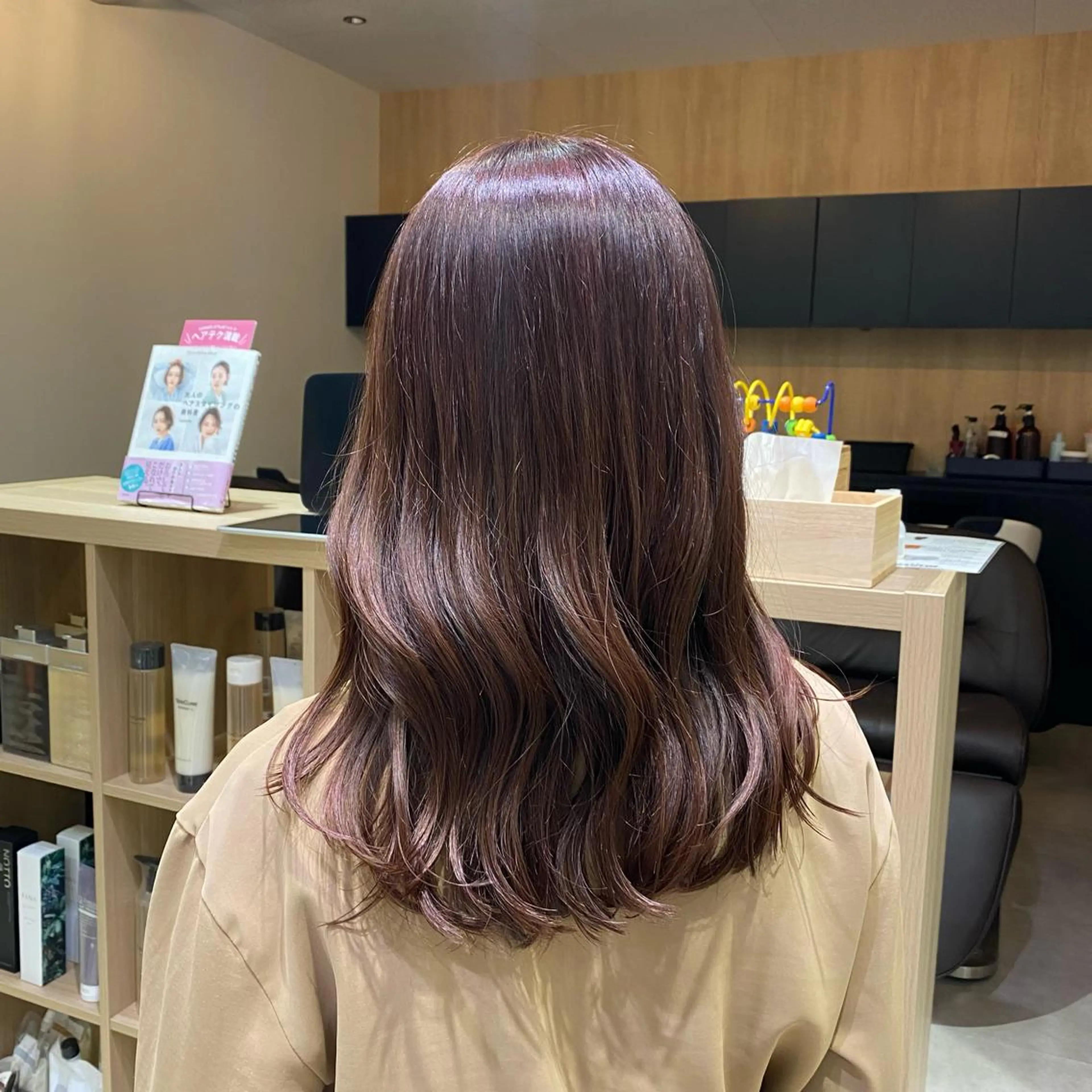 セミロング カラー ピンクカラー fumi🪞血色感 アップ艶カラーのヘアスタイル