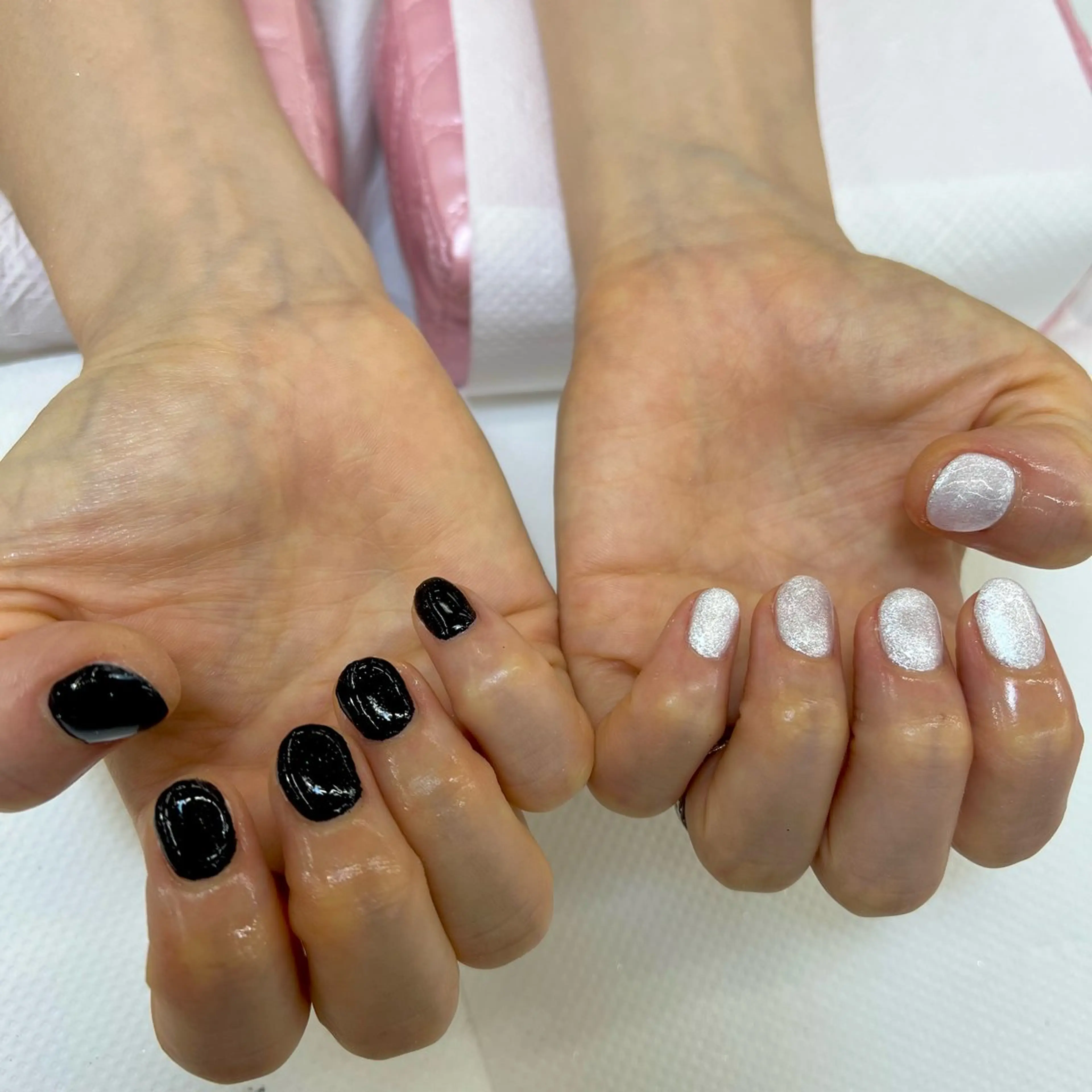 ネイル ラメ(グリッター) ワンカラーネイル ホワイト 【MAXKELLY】 KOBIKI🐾のネイルデザイン