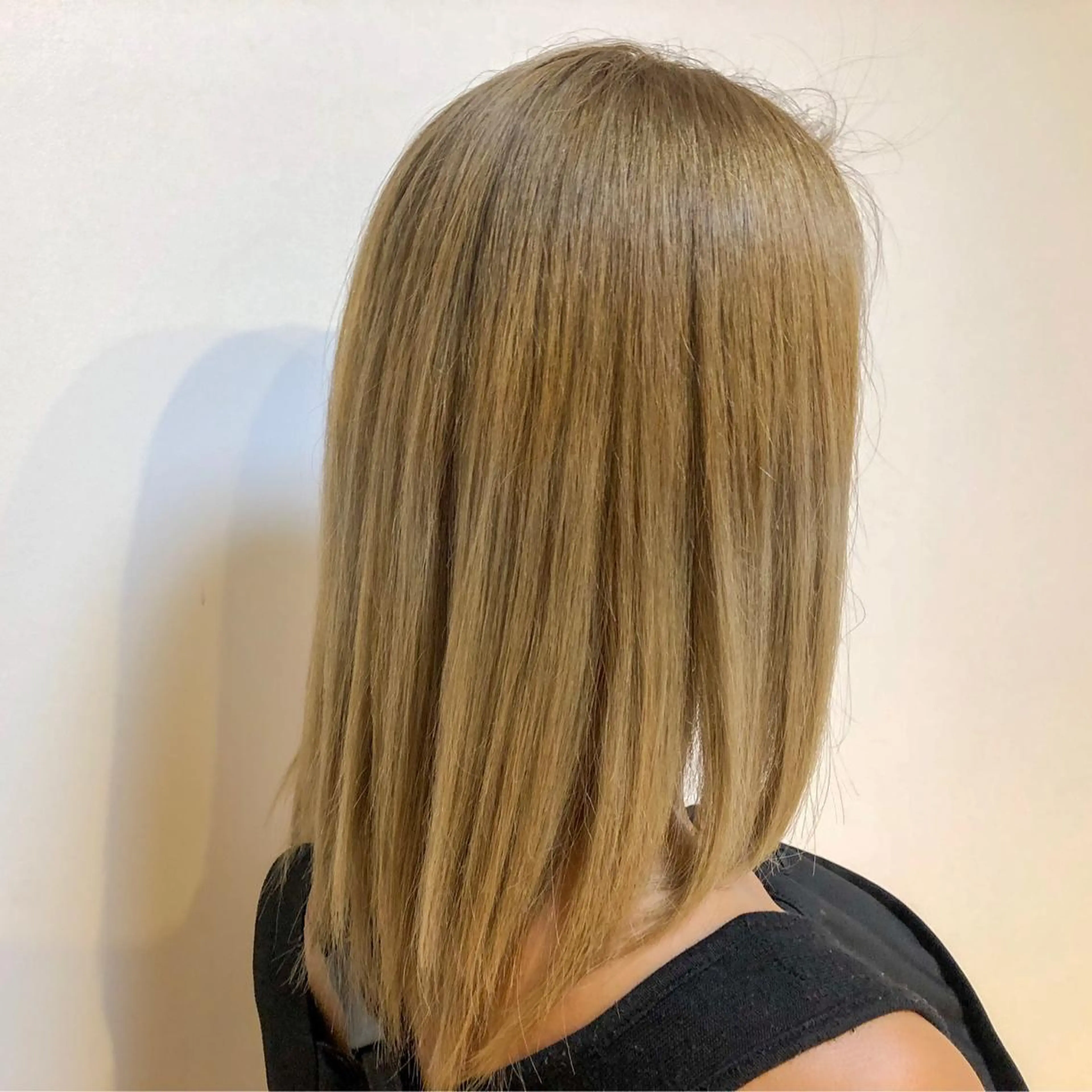 ミディアム カラー ベージュカラー ブリーチ ミルクティーベージュ 尾籠 美幸 (オゴモリ ミユキ)のヘアスタイル