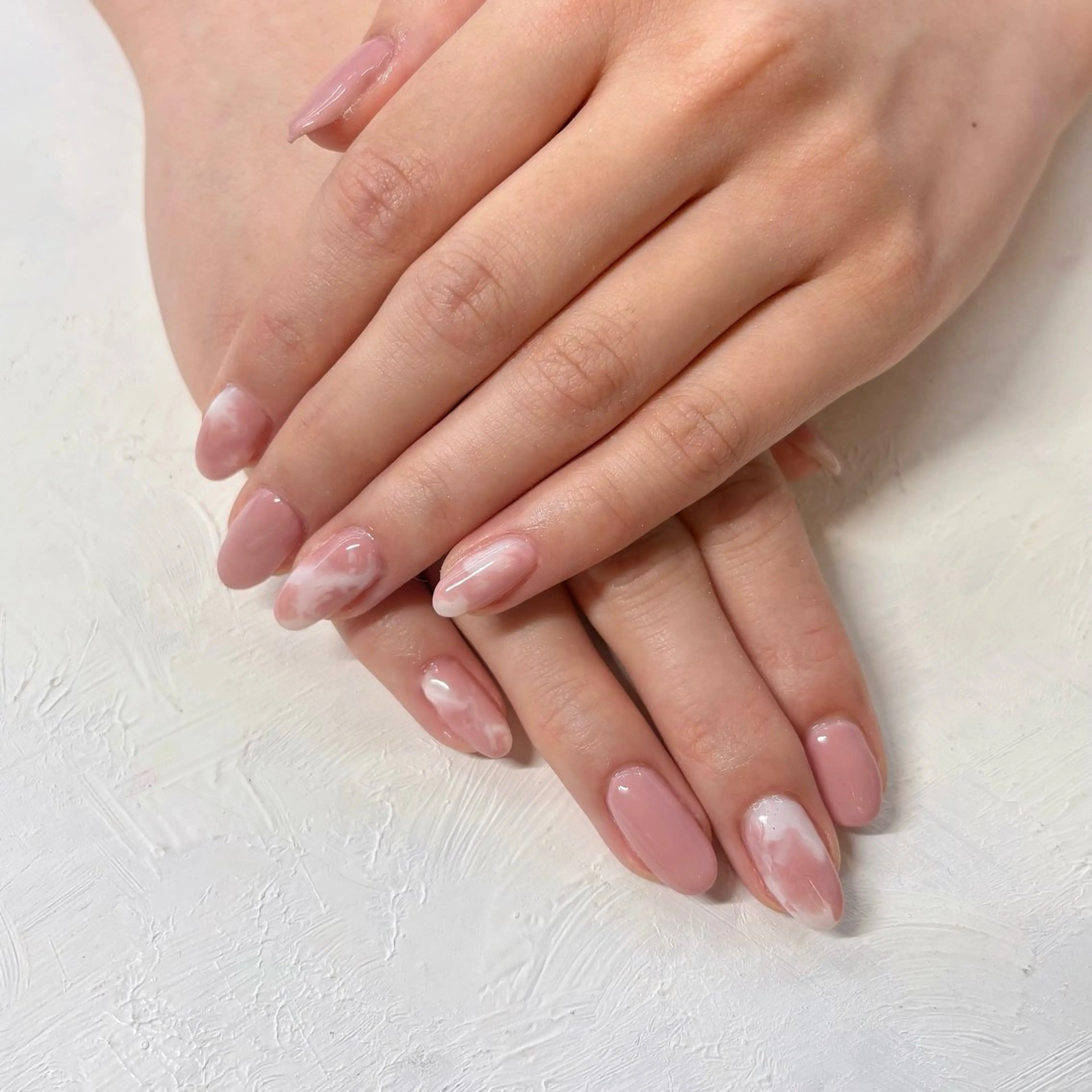 （オフなし）ワンカラーとマーブルのネイル（ラメ入）の写真