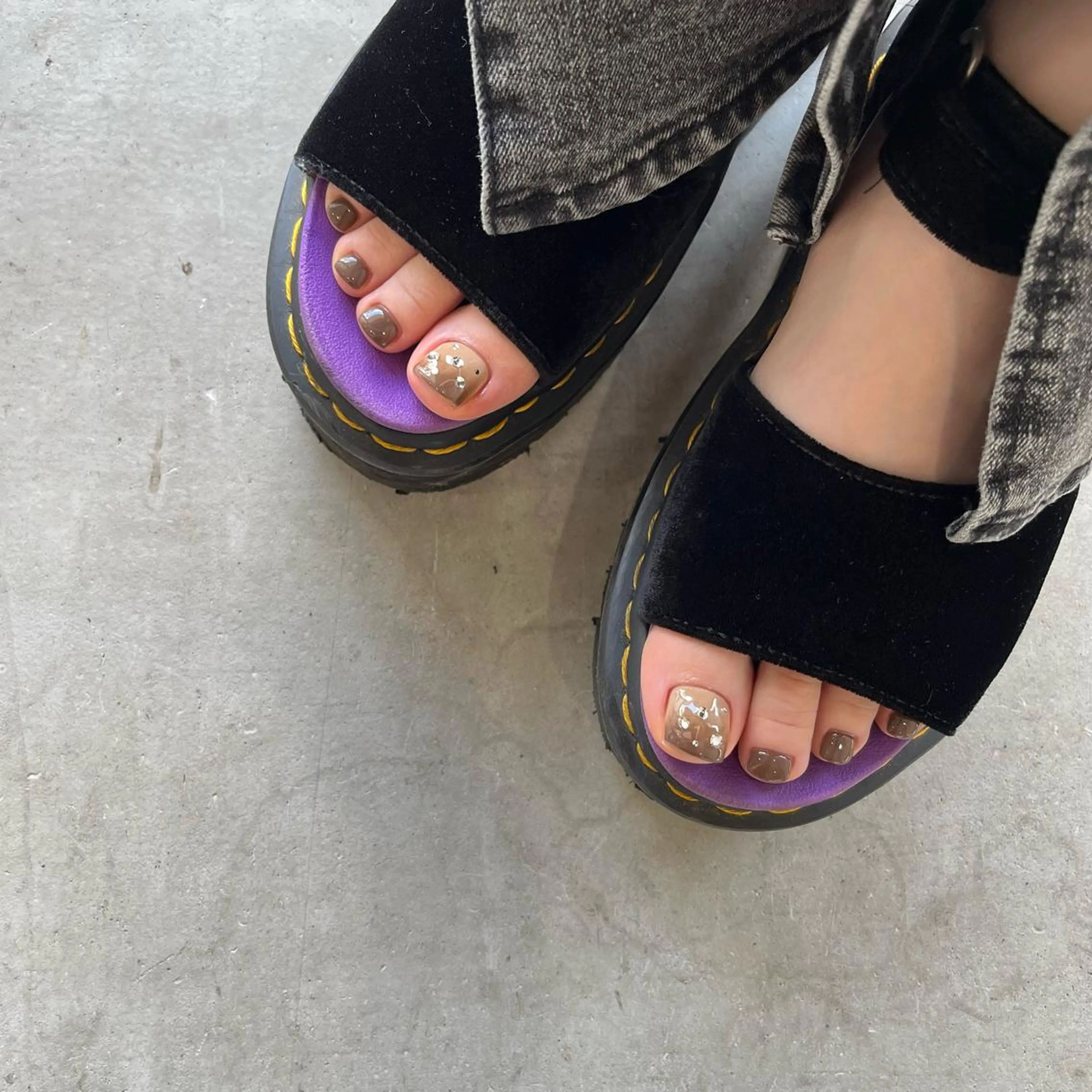 ネイル フットネイル フレンチネイル ジェルネイル ラメ(グリッター) ラメグラデーション NEO Beauty Salon所属・𝐍𝐄𝐎 𝐉𝐔𝐑𝐈のネイルデザイン