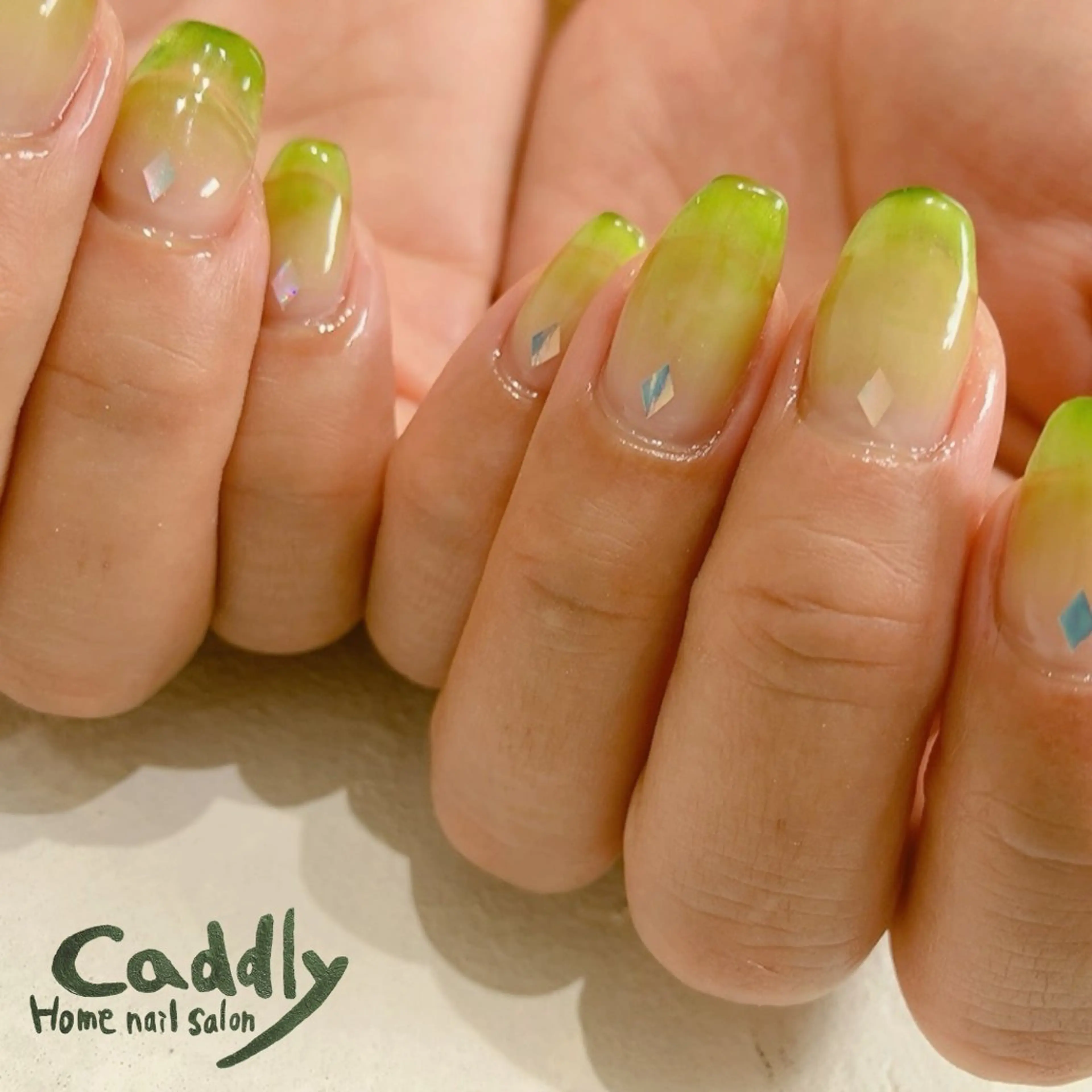 ネイル グラデーション グリーン ホログラムネイル ハンドネイル caddly naoのネイルデザイン