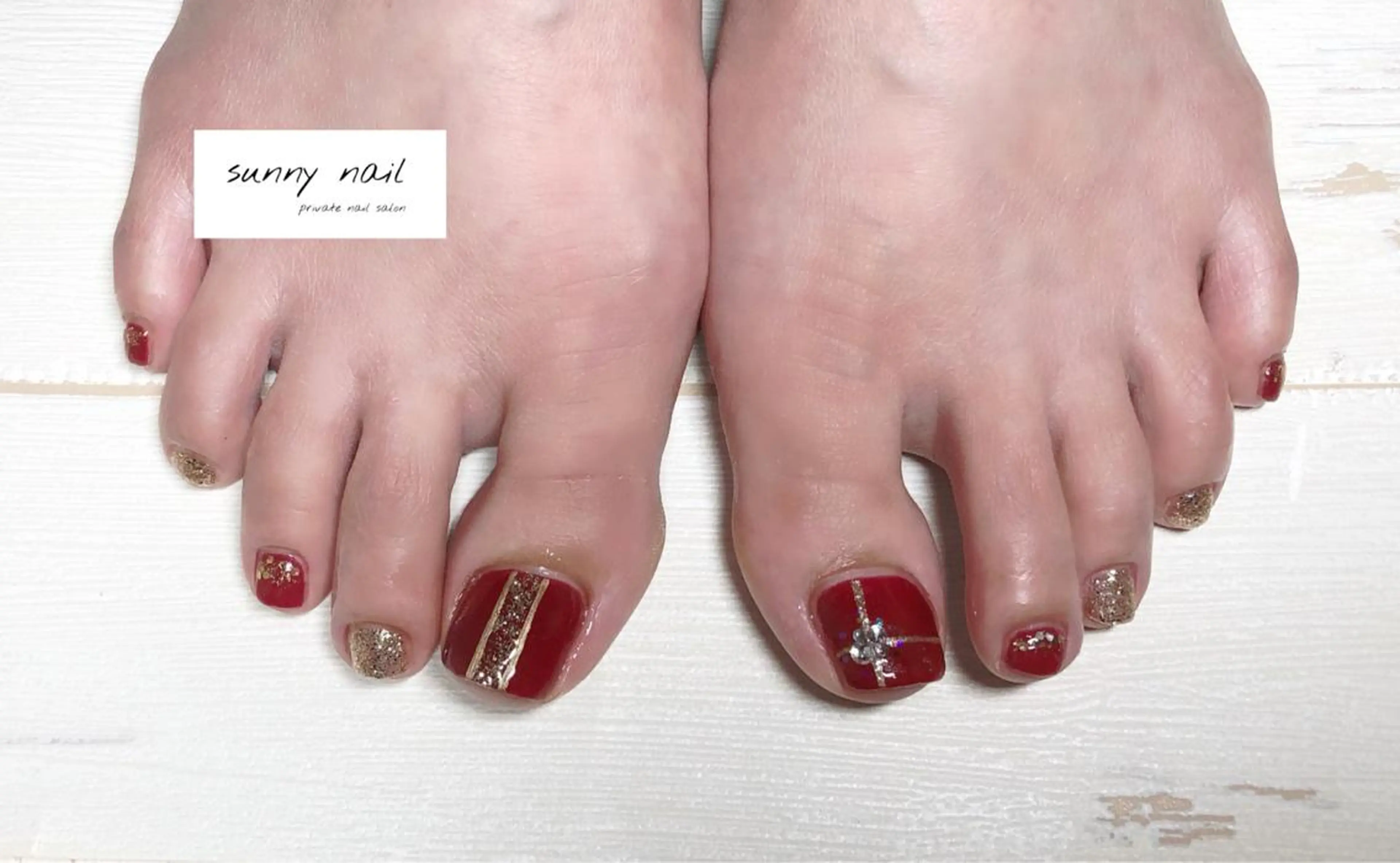 ネイル ボルドー フットネイル ジェルネイル ゴールド キラキラネイル sunny nailのネイルデザイン