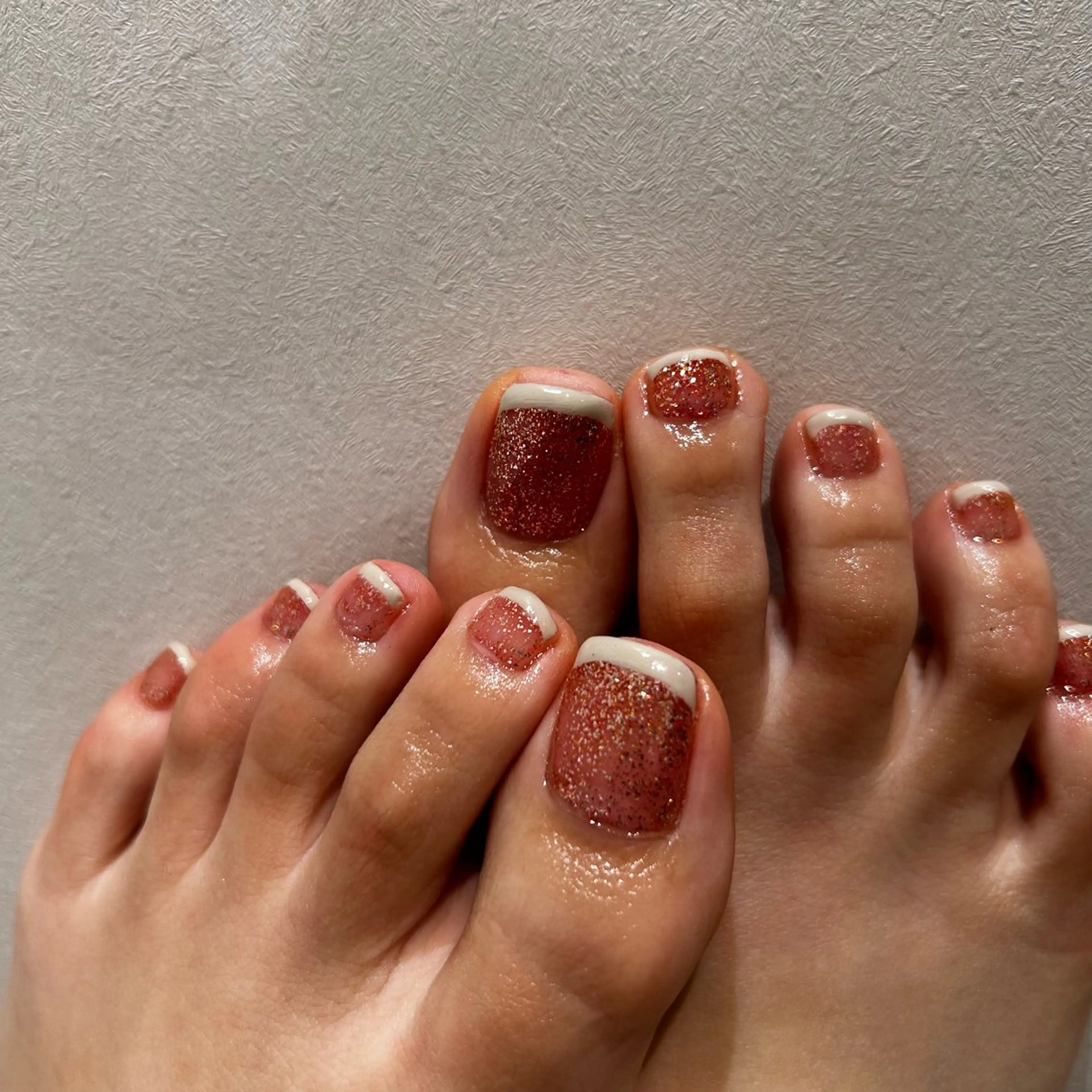 ネイル フットネイル フレンチネイル キラキラネイル ニュアンスネイル フットネイル nail&care salon soa所属・soa/美容液ケアで 自爪を育てるネイルのネイルデザイン