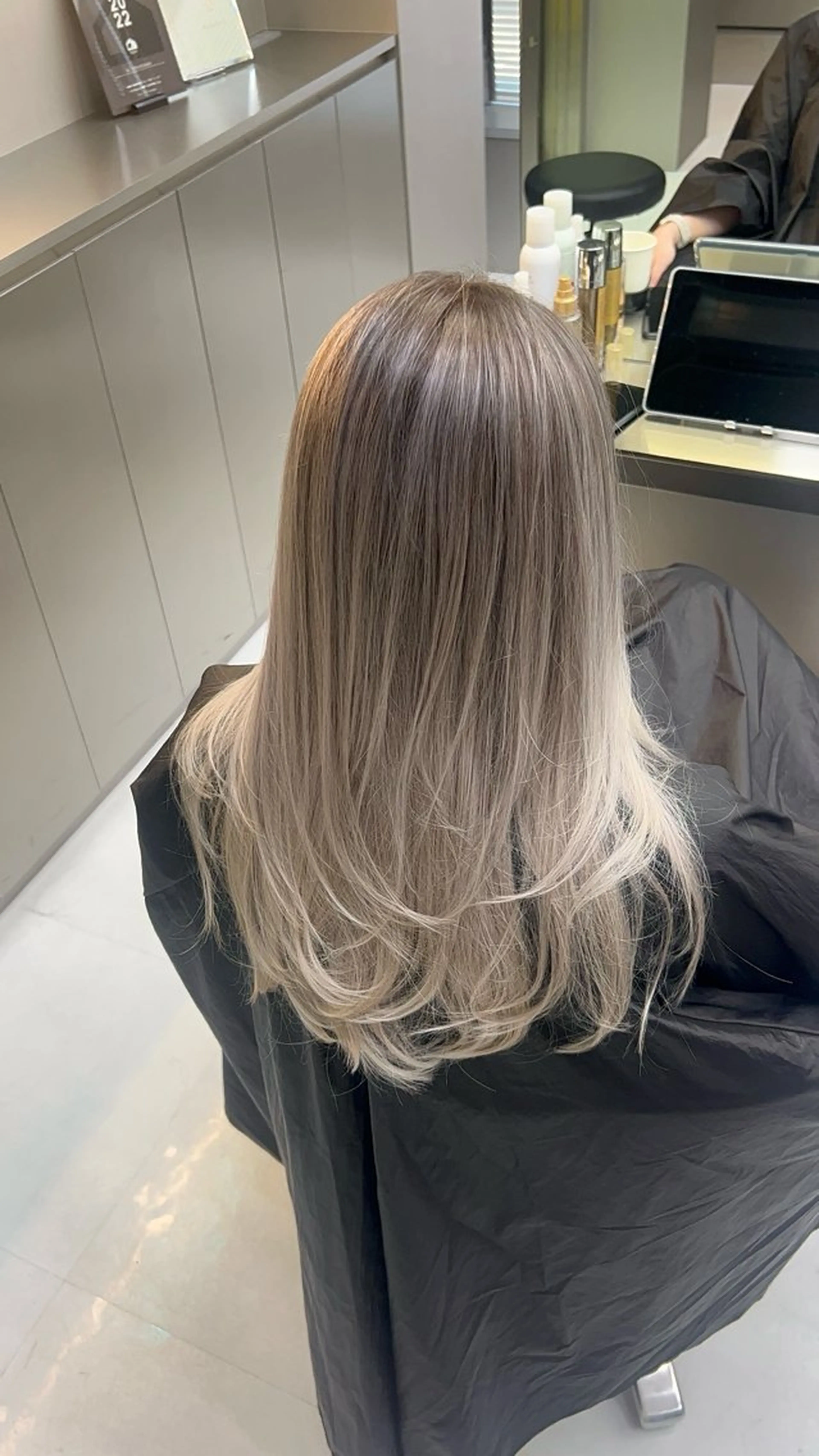 セミロング アンナ🦋海外ヘア バレイヤージュのヘアスタイル