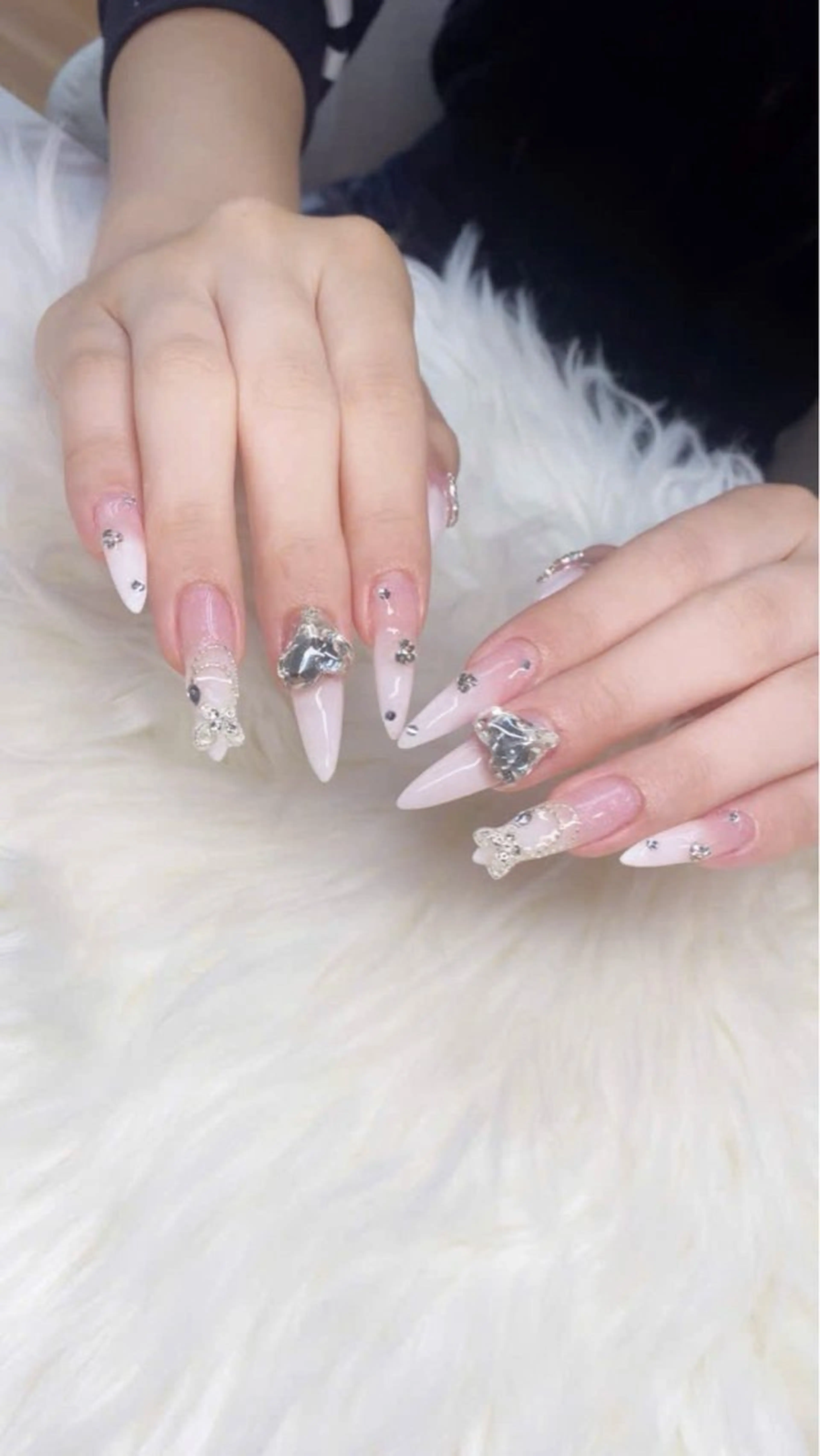 ネイル フレンチネイル グラデーション キラキラネイル 韓国ネイル マグネットネイル ハンドネイル ハンドケア Hara Nail 【パラジェル使用】のネイルデザイン