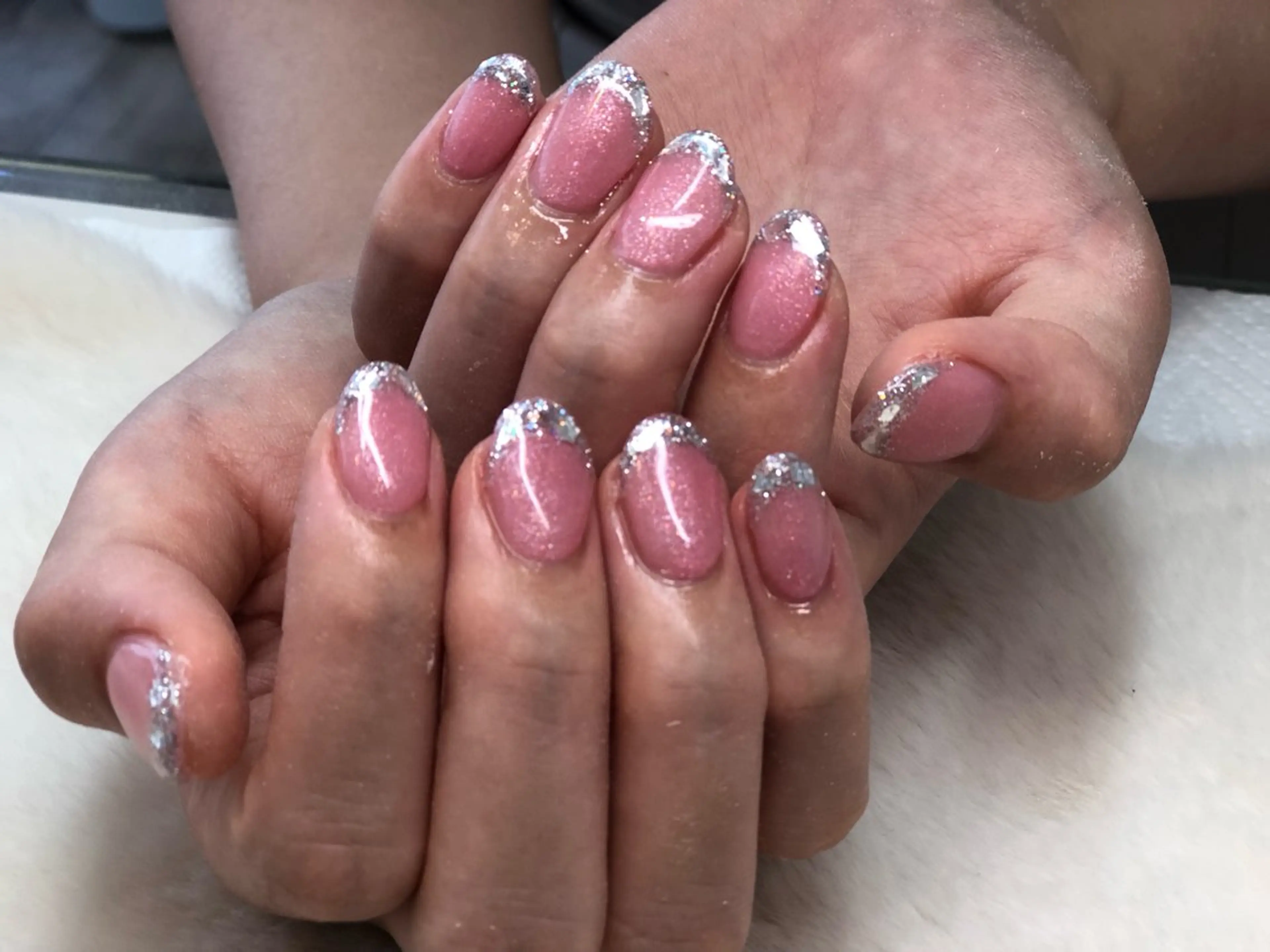 ネイル フレンチネイル ガーリー ガラスフレンチ キラキラネイル シルバー ハンドネイル ハンドケア Epokku ネイルサロンのネイルデザイン