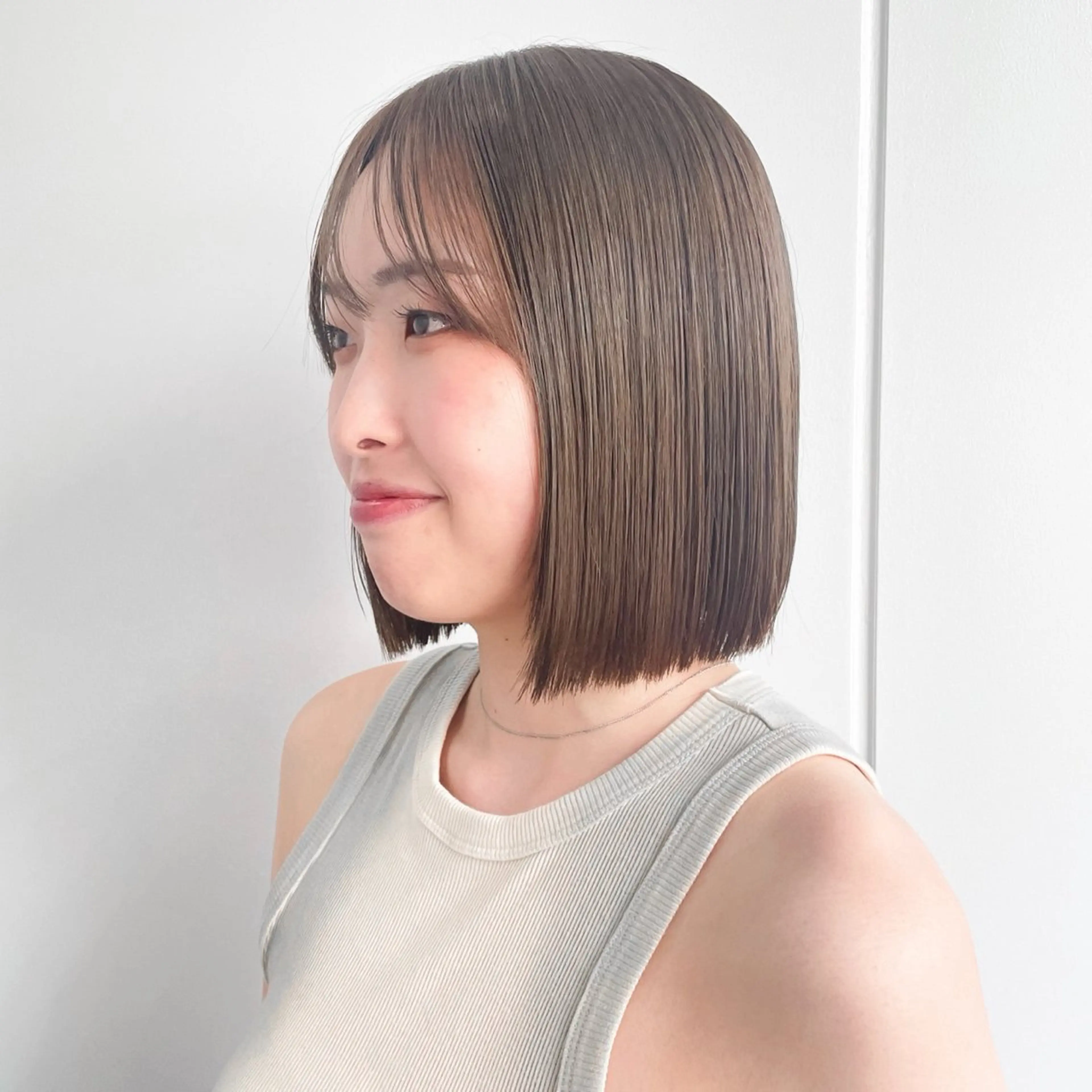 ミディアム カラー 金本麗美　ボブパーマ グレージュ/オリーブのヘアスタイル