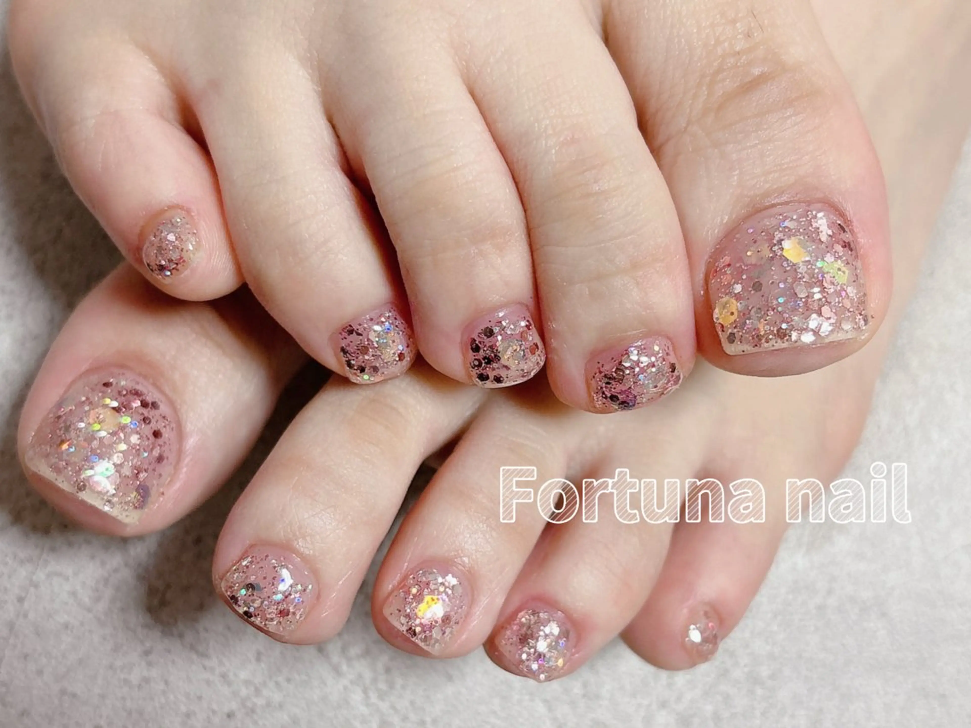 ネイル フットネイル キラキラネイル 韓国ネイル フットネイル Nail •Head スパFortunaのネイルデザイン