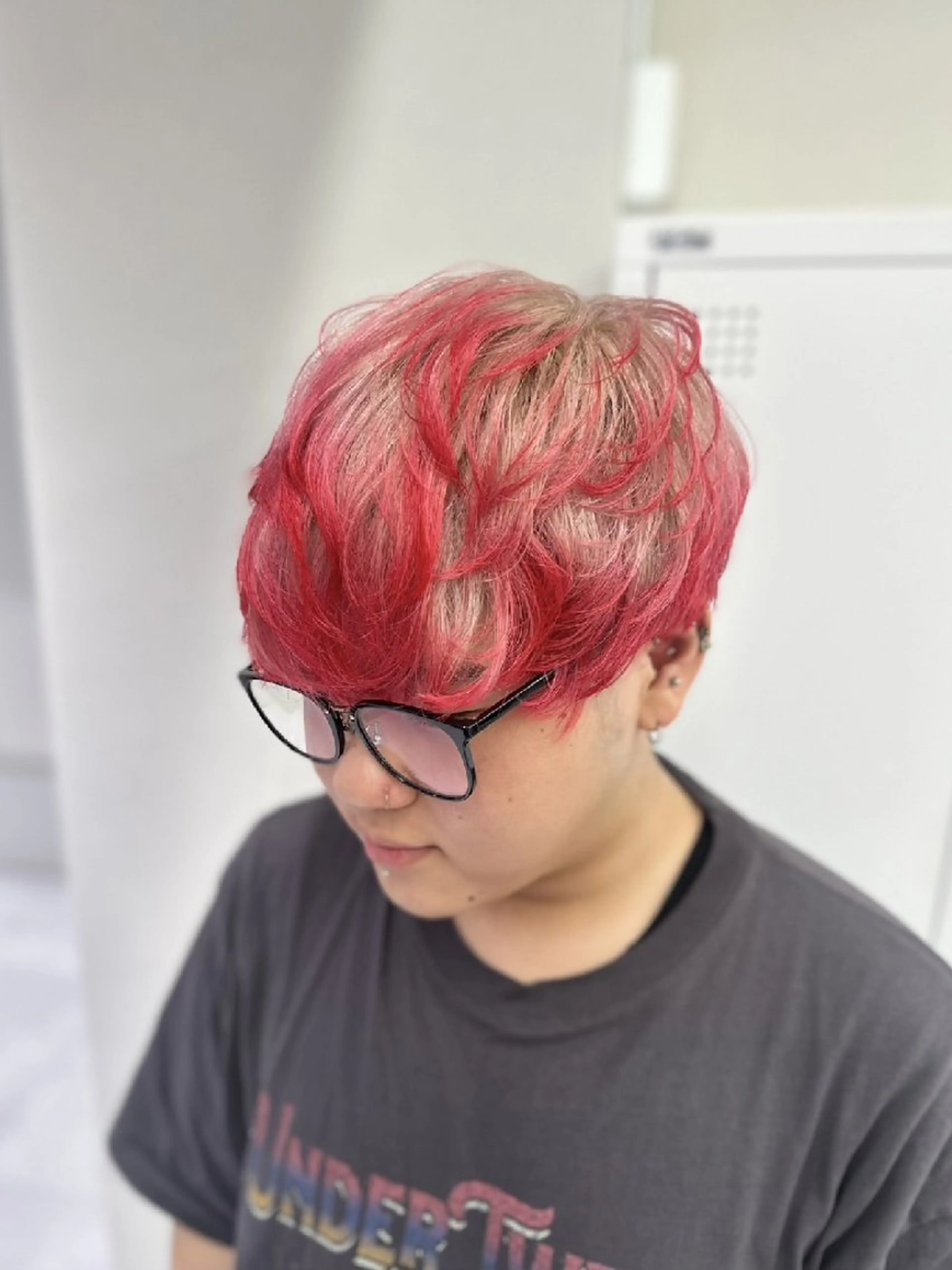 ショート カラー ベージュカラー レッドカラー ホワイトベージュ piLLon 心斎橋のヘアスタイル