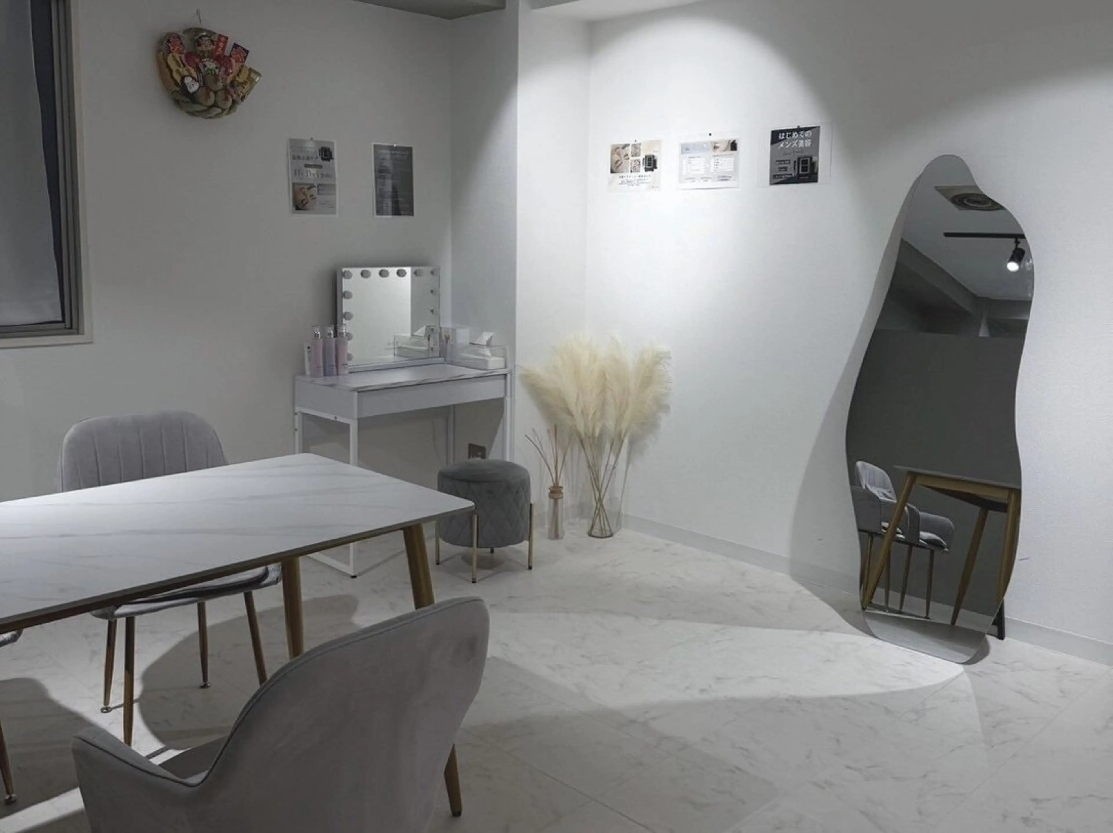 メンズ アイブロウ ハリウッドブロウリフト メンズアイブロウ 眉毛ワックス脱毛 韓国肌管理BEAUTY-SALON Teena【ティーナ】ララピール/毛穴/脱毛所属・心斎橋眉毛サロン hiyoriの眉毛・アイブロウイメージ