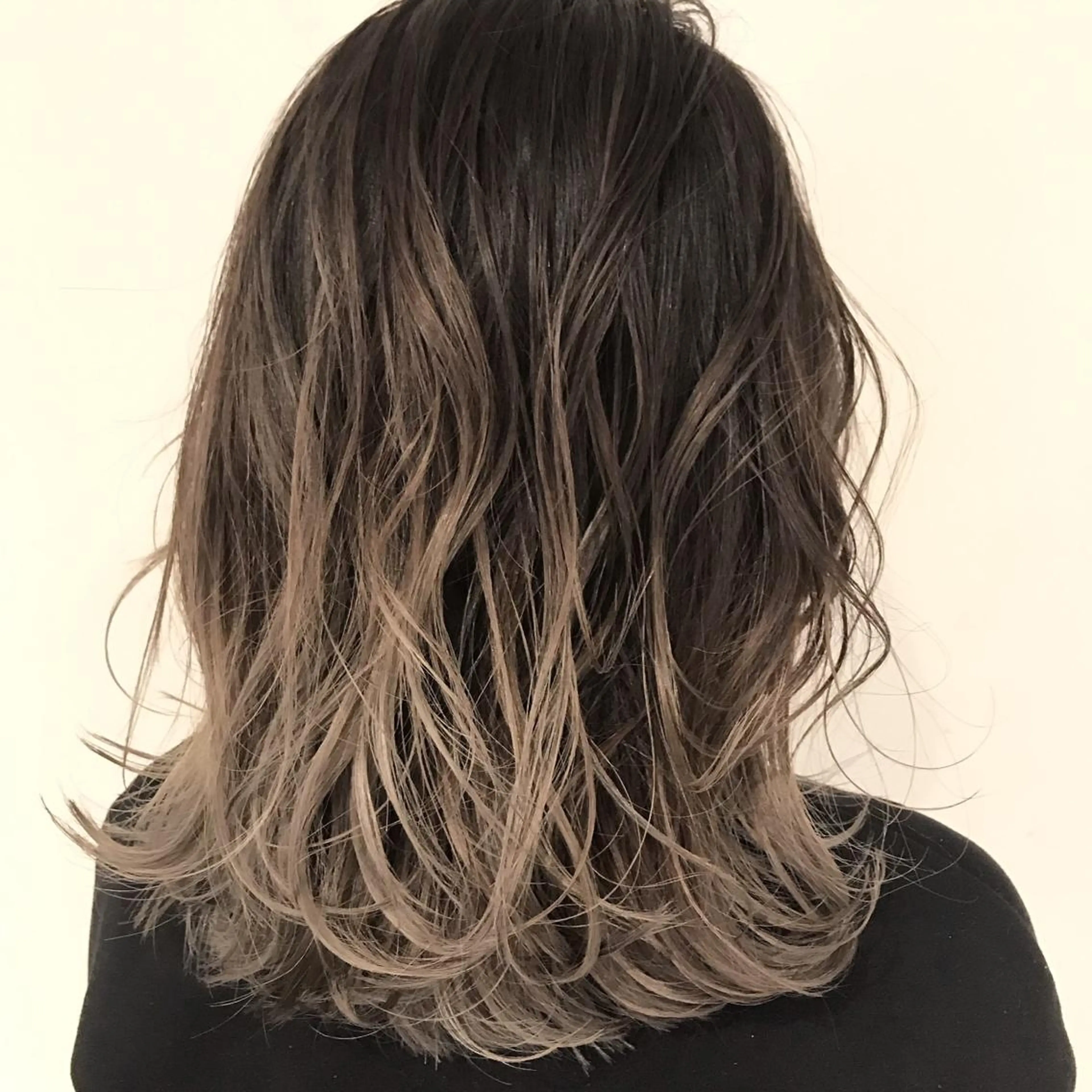 ショート カラー アッシュ アッシュグレー アッシュグレージュ バレイヤージュ ベージュカラー AMI Hair  supply所属・髪質改善カラー 韓国風レイヤーのヘアスタイル