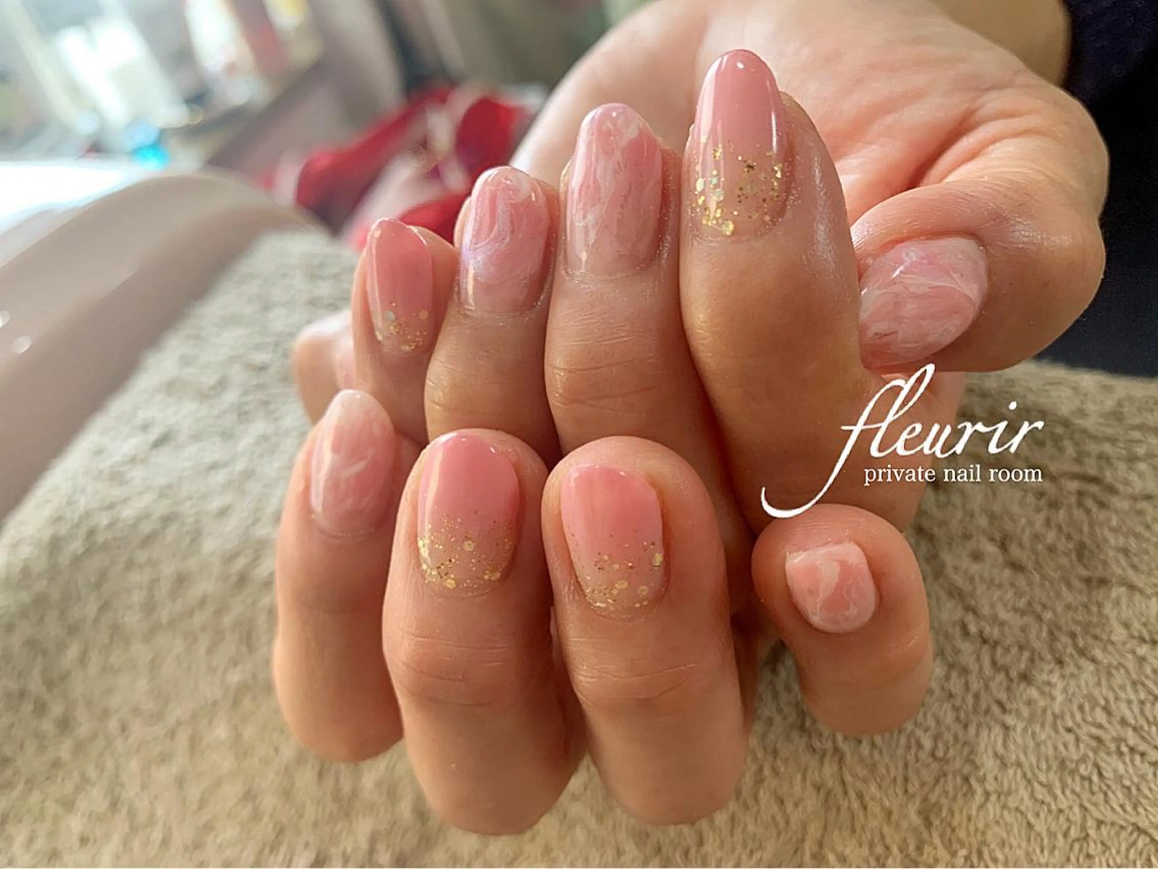 ネイル ゴールド グラデーション ホログラムネイル ラメ(グリッター) 大理石ネイル(マーブル) フルリール 【プライベートサロンのネイルデザイン