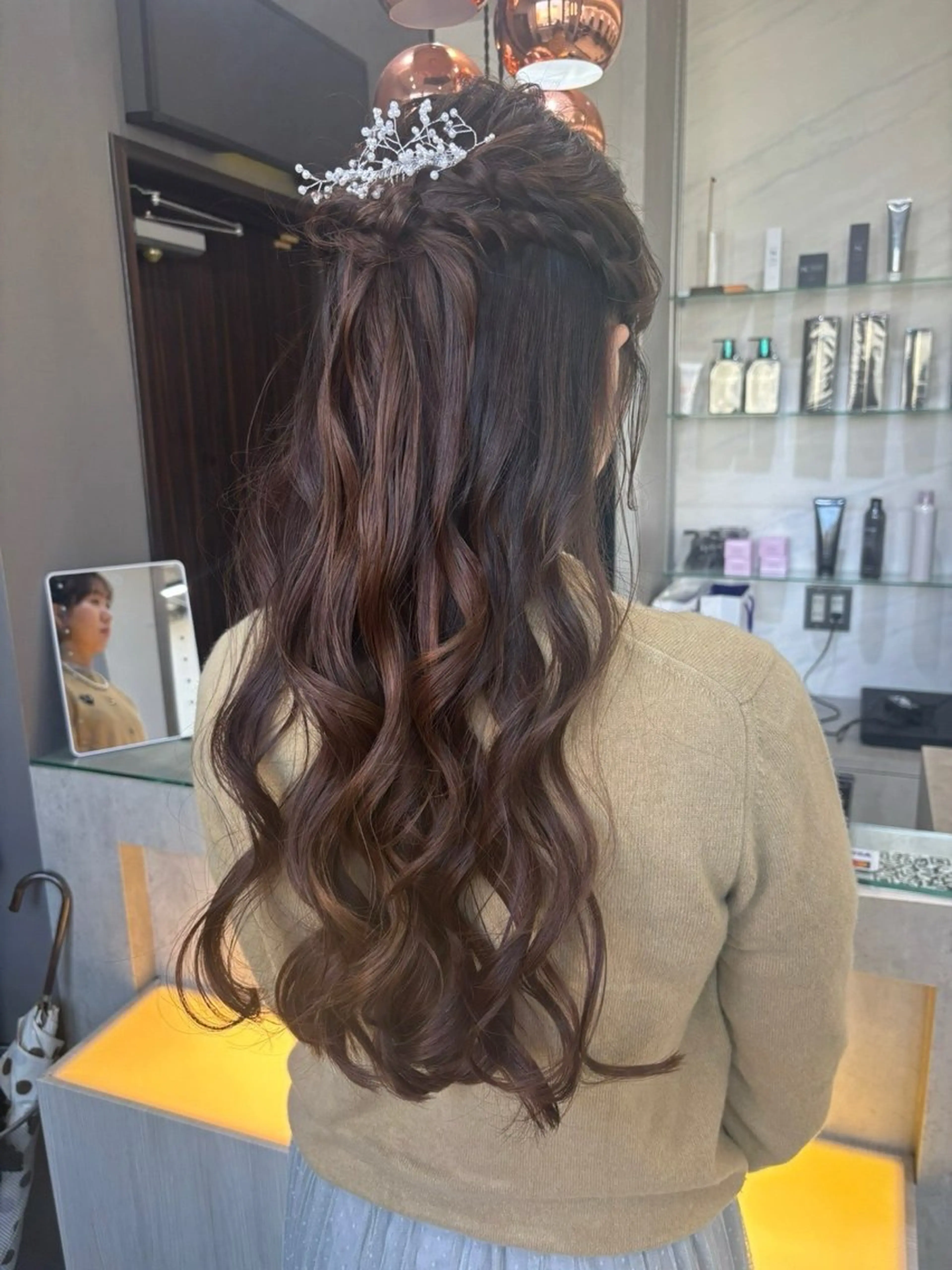 ロング 赤みなしオリーブ ハイトーン×レイヤーのヘアスタイル