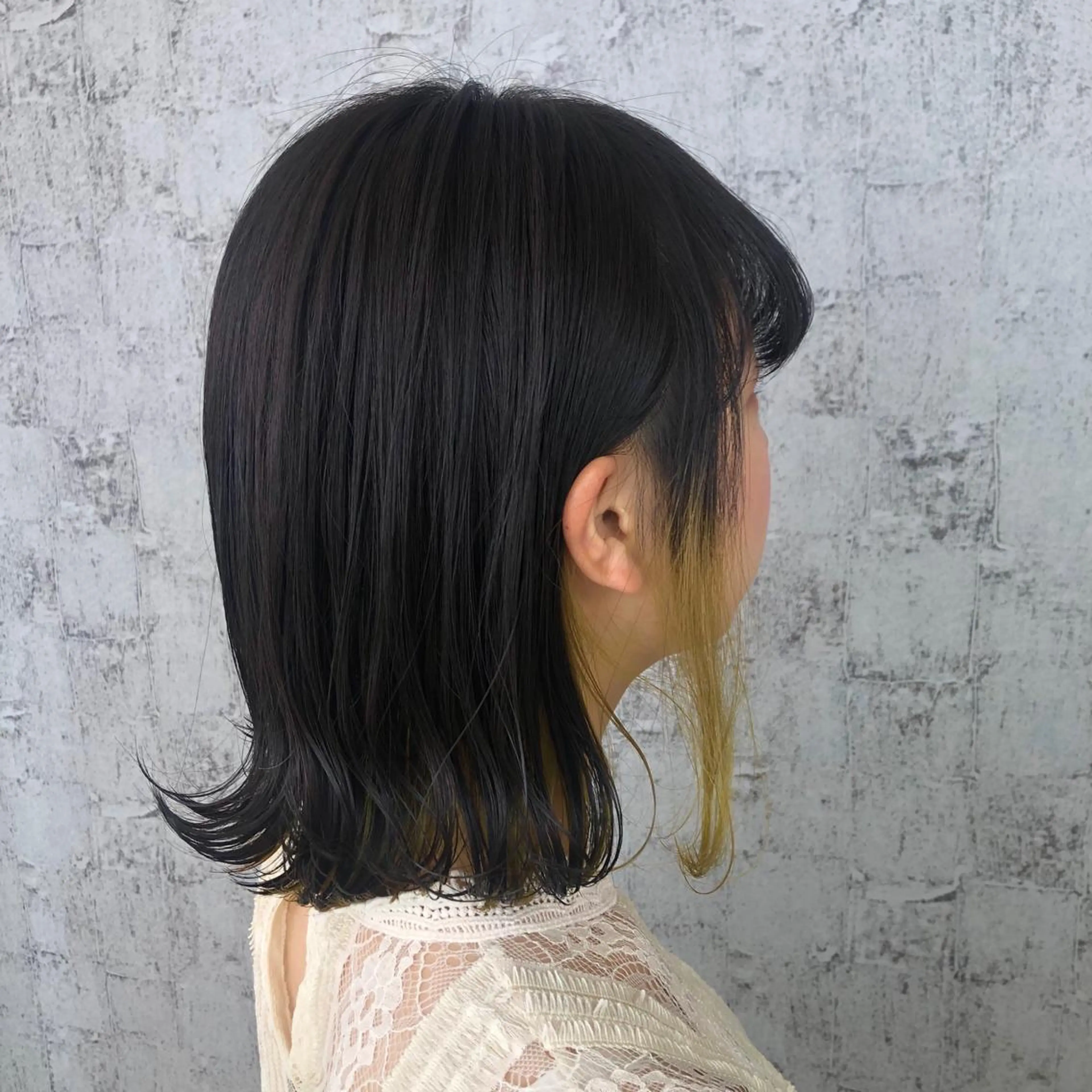 ミディアム カラー デザインカラー インナーカラー イエローカラー ベージュ/インナー カラー🤍Rieのヘアスタイル