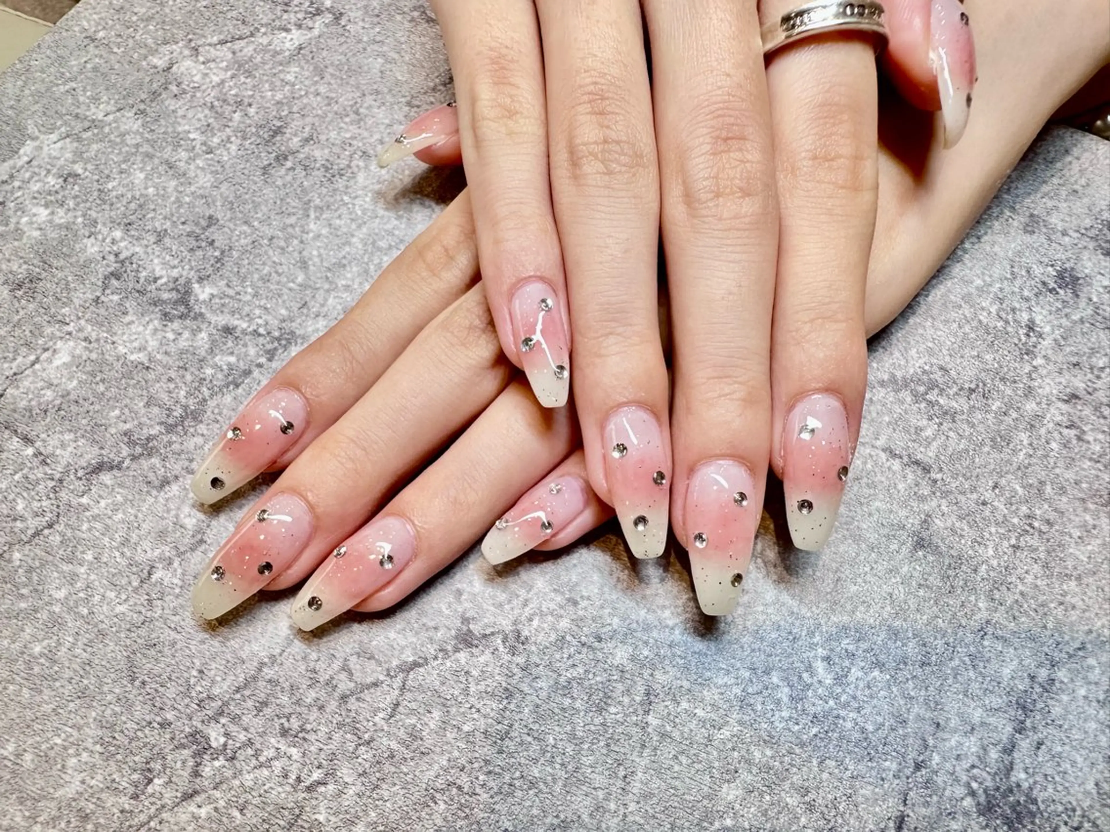 ネイル チークネイル ホワイト Re :eight Nail所属・NISHIOKA FUKUMIのネイルデザイン