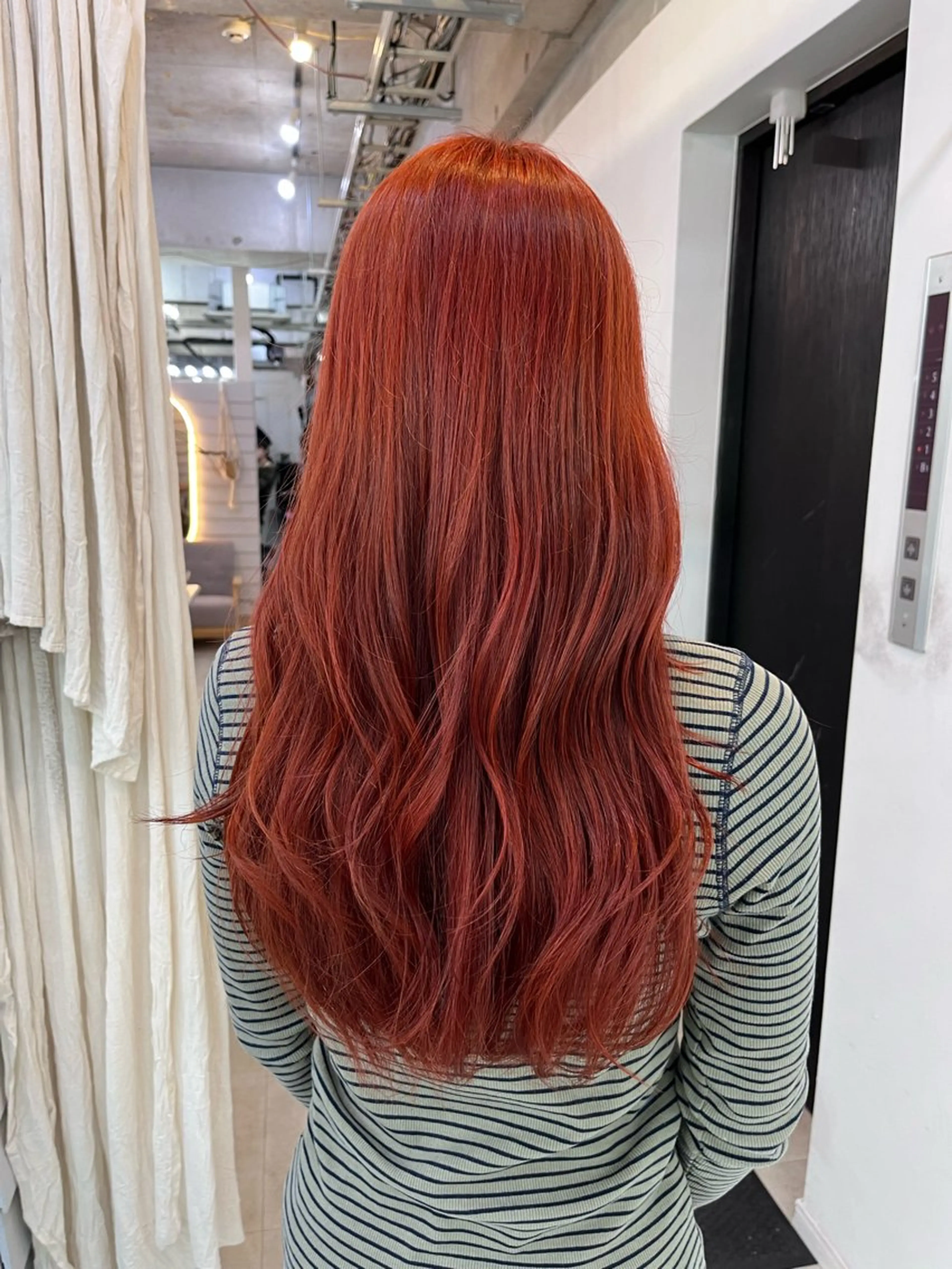 セミロング カラー オレンジ レッドカラー 柔らかいヘアカラー 大成のヘアスタイル