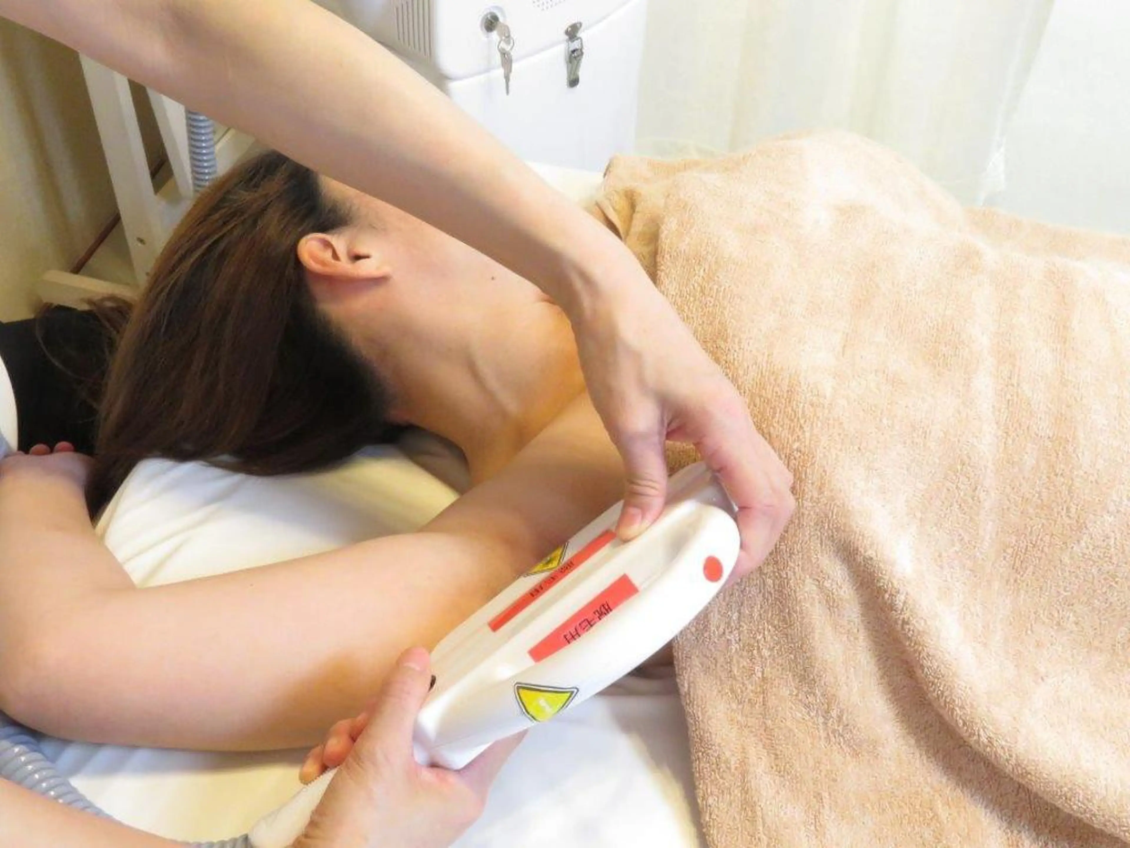 Sパーツ脱毛【両脇、手の甲指、足の甲指、乳輪、襟足、V、I、O、鼻下、アゴ、眉上のいずれか1ヶ所】￥2700の写真
