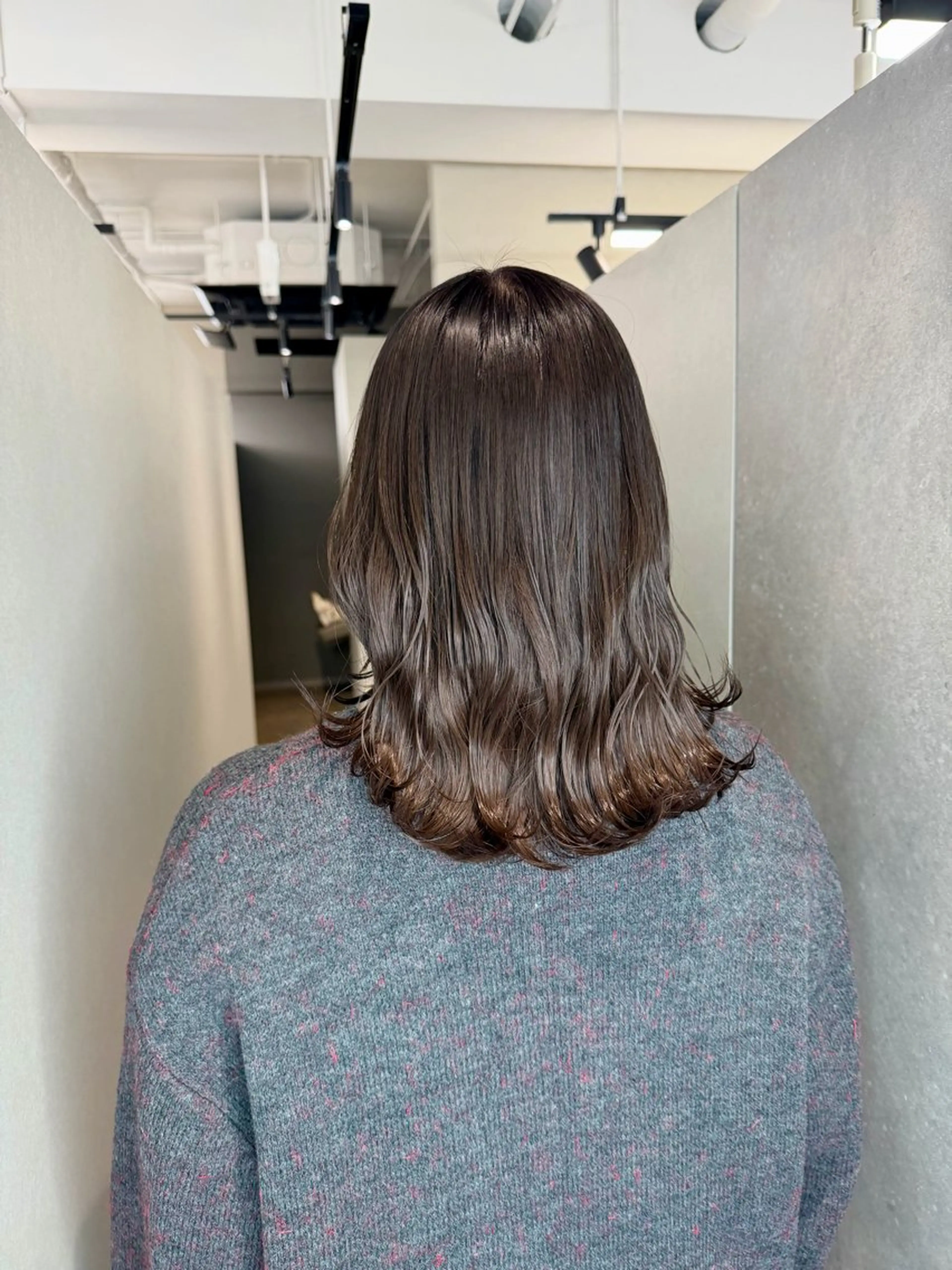 ミディアム カラー ブリーチ 透明感カラー ブリーチなしカラー デート 髪質改善 ヘアカラー トリートメント 今井 勝也のヘアスタイル