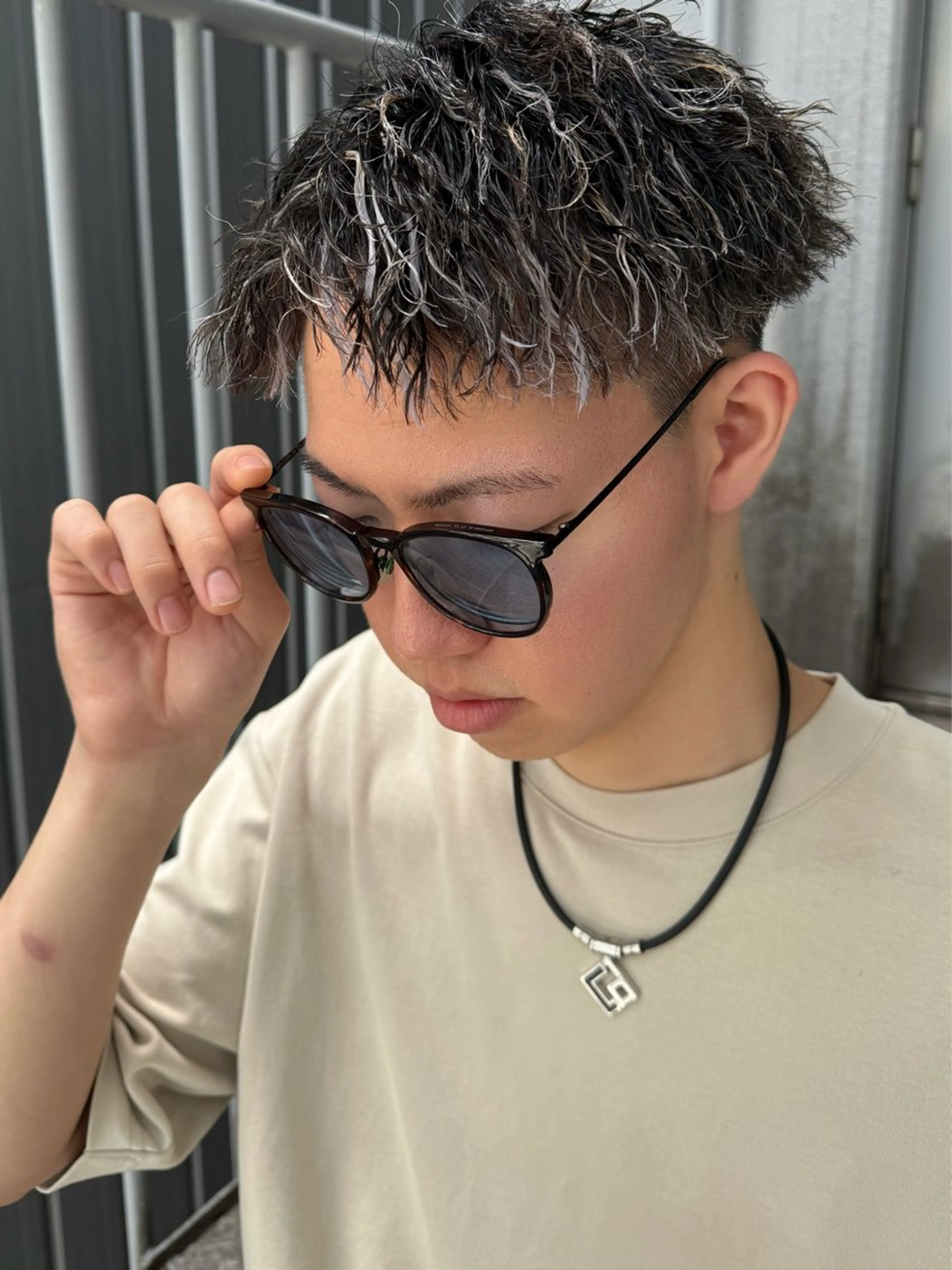 カラー パーマ メンズ アップバング メンズハイライト メンズパーマ ツイストスパイラルパーマ ハイライトカラー カット パーマ LICO HAIR＆RELAXATION 名駅店所属・メンズ特化美容師/ パーマ/波巻き/陸翔のヘアスタイル