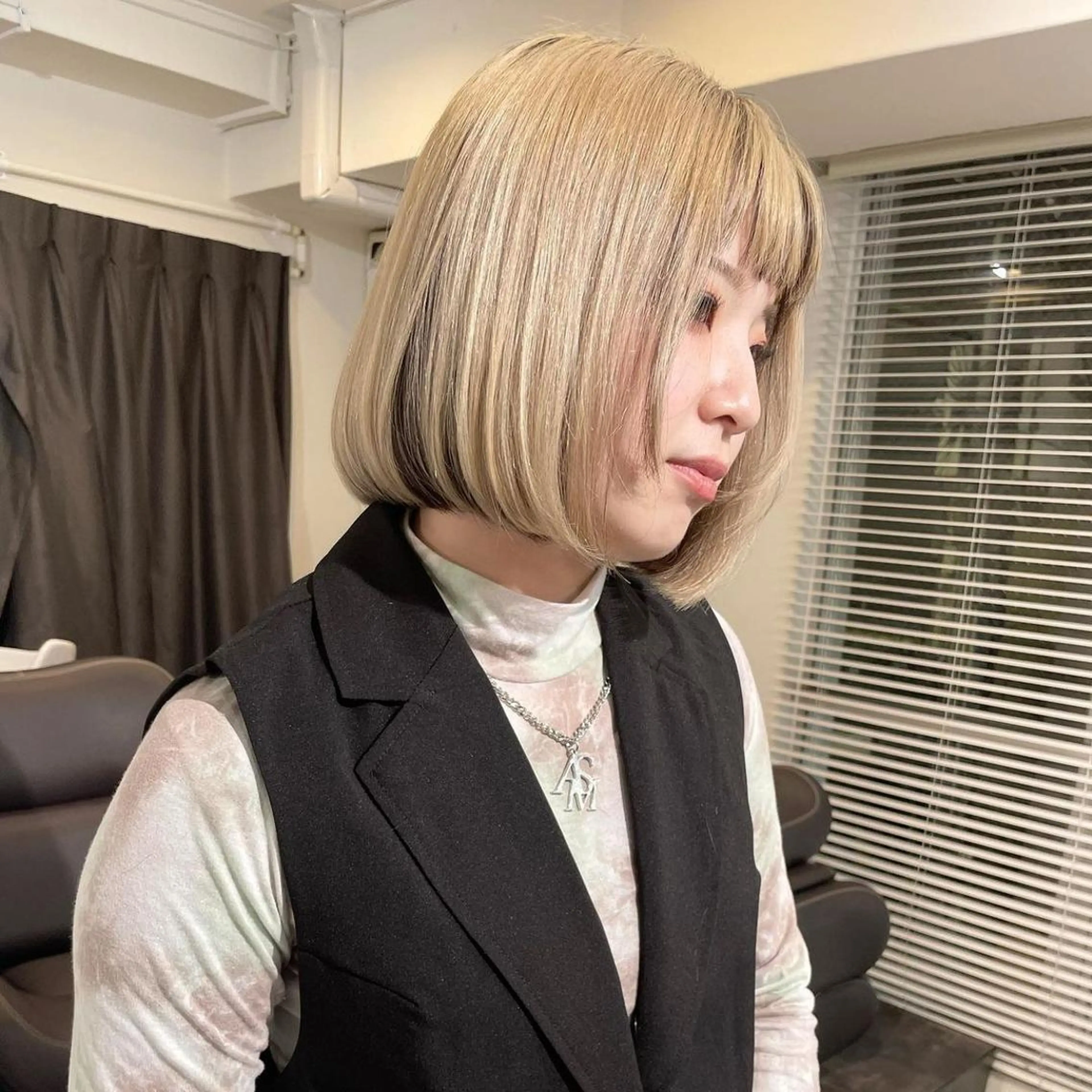 ミディアム カラー ベージュカラー 黒髪 ブリーチ ブルーカラー ブルーブラック 髪質改善 Noe心斎橋店のヘアスタイル