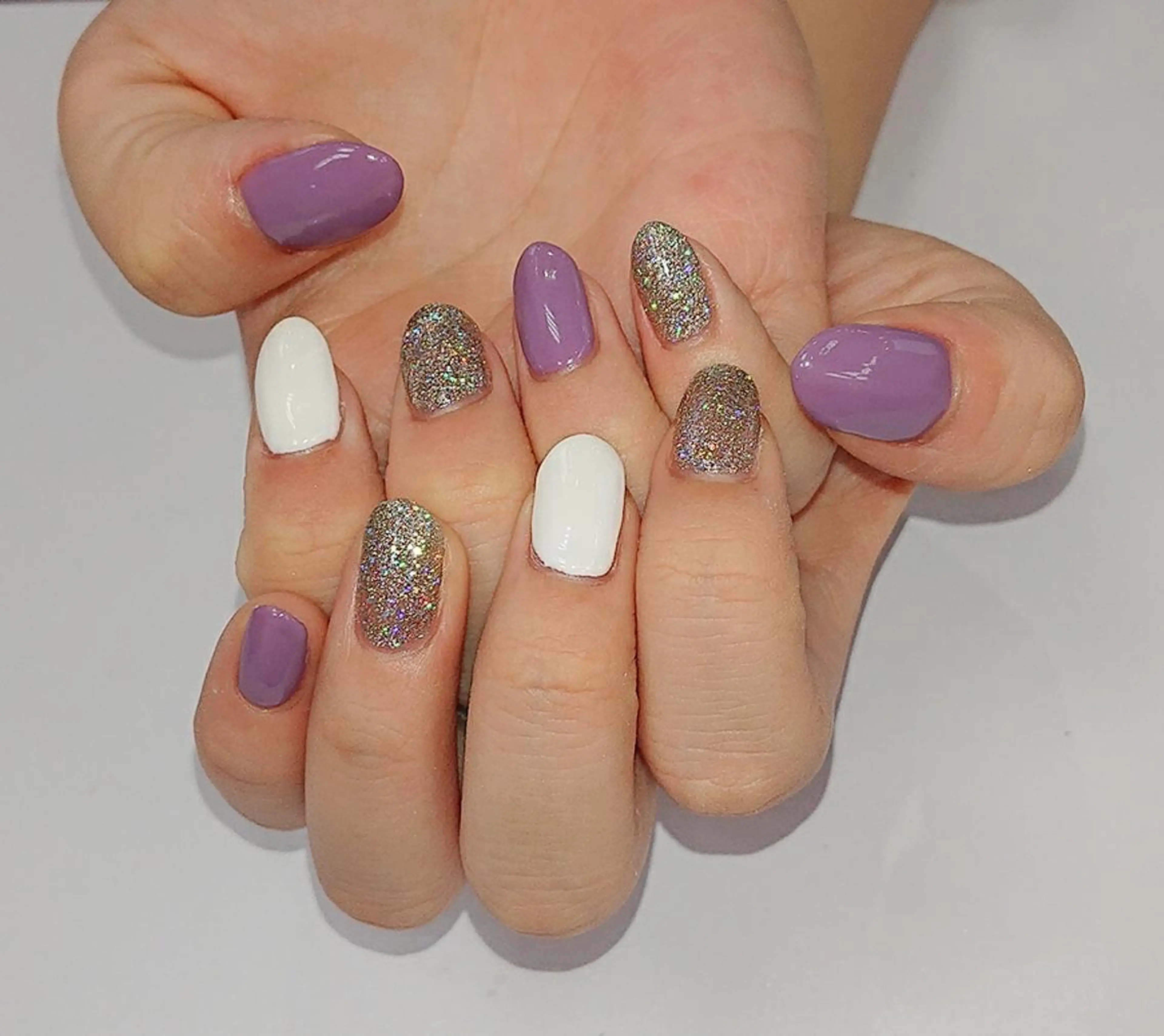 ネイル ラメ(グリッター) パープル シルバー ホワイト 🍒当日もOK🍒 𝑳𝑼𝑵𝑨花井のネイルデザイン