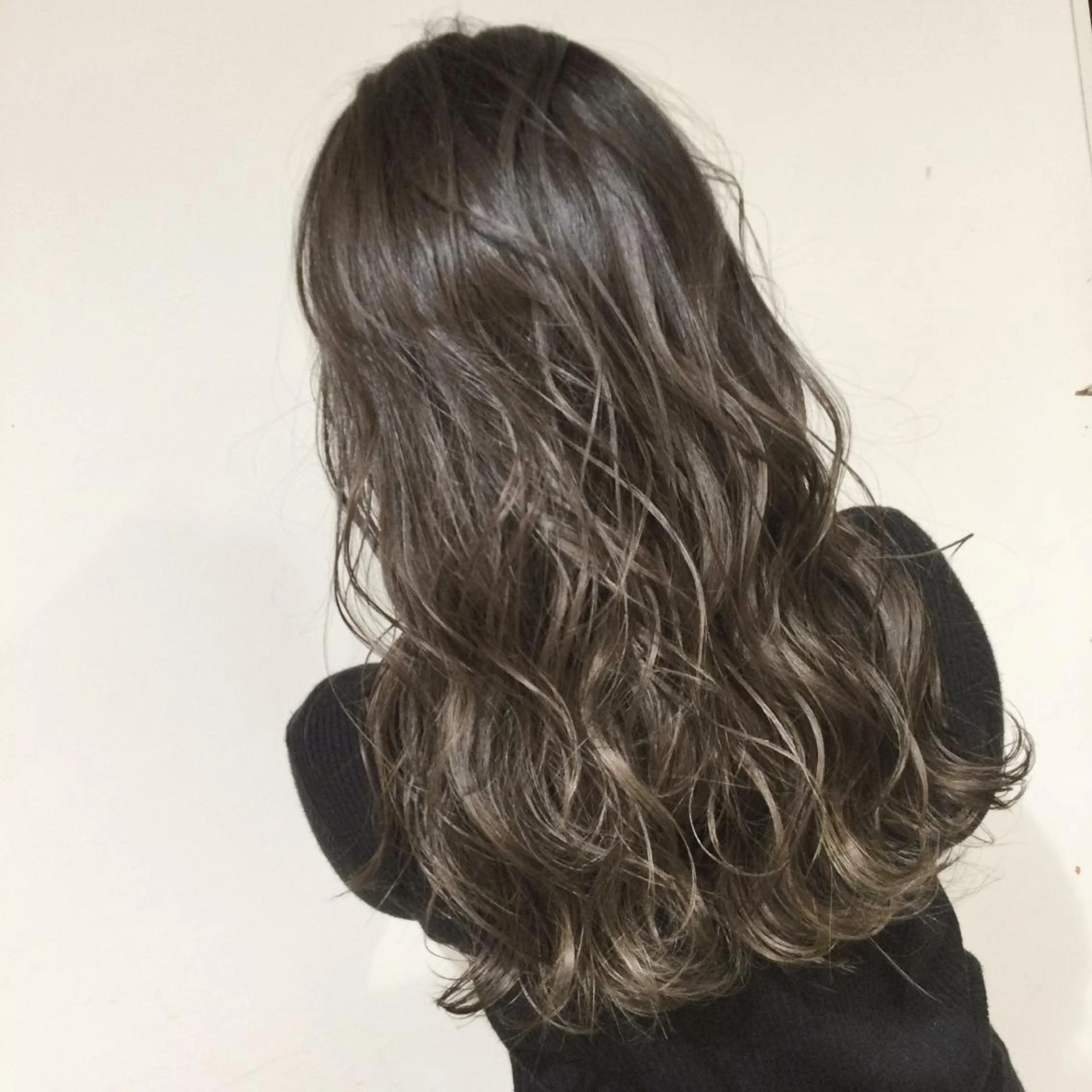 ミディアム カラー アッシュ アッシュグレー アッシュグレージュ バレイヤージュ ミストバング AMI Hair  supply所属・髪質改善カラー 韓国風レイヤーのヘアスタイル