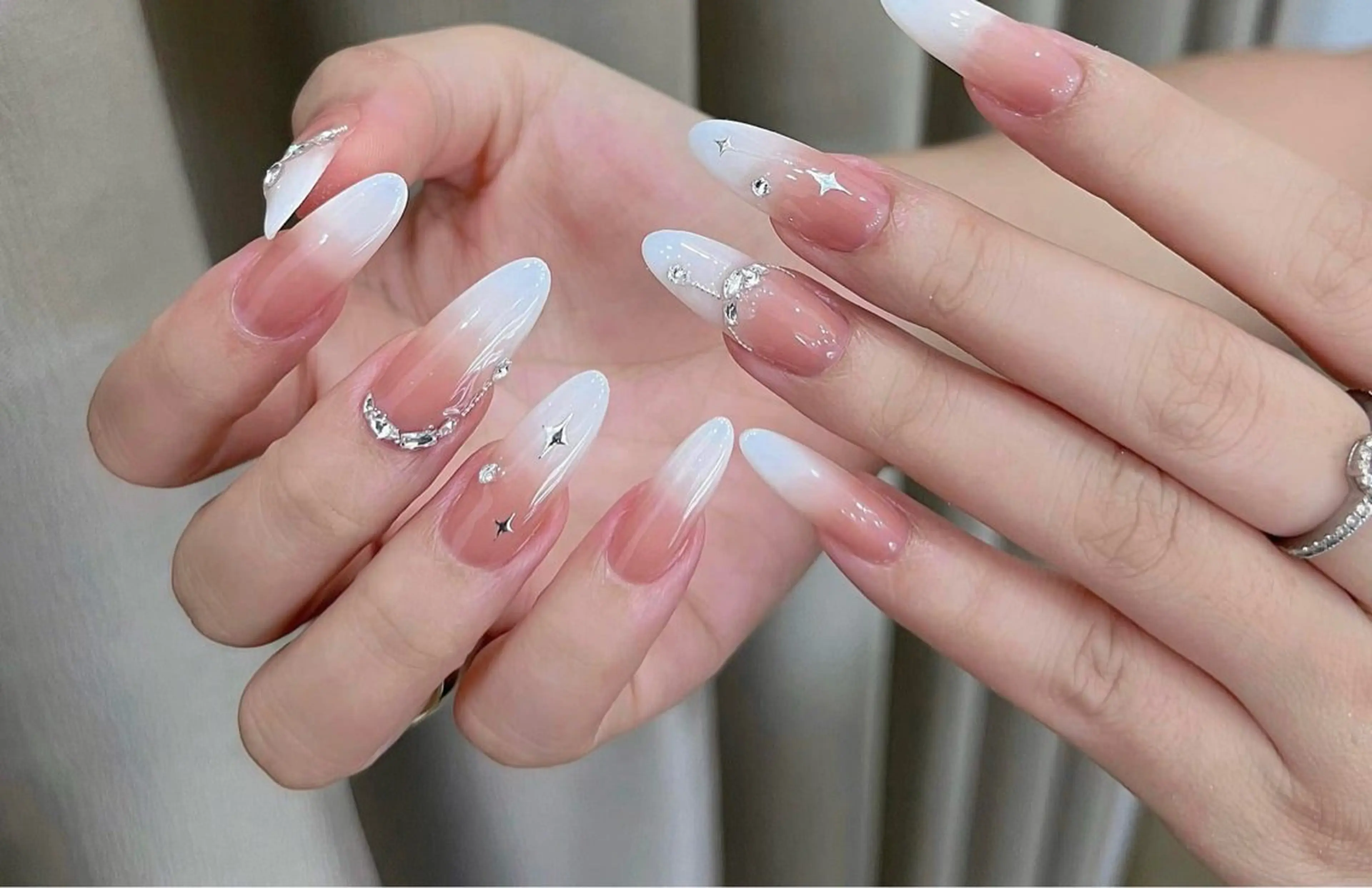 ネイル チークネイル フレンチネイル グラデーション キラキラネイル 韓国ネイル ハンドネイル Minette nailHuongのネイルデザイン