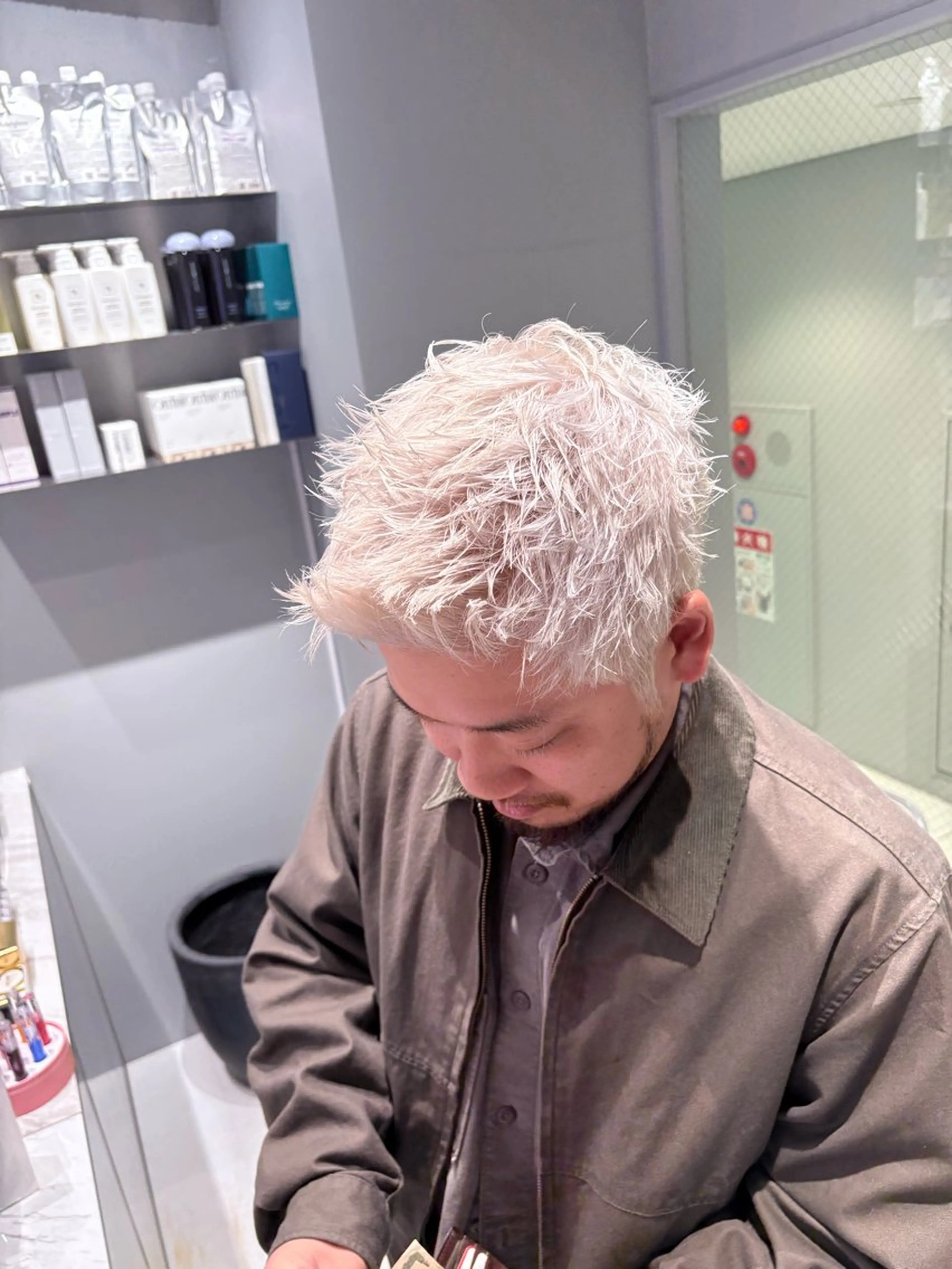 ショート カラー メンズ メンズブリーチ ブリーチ カット ヘアカラー トリートメント 菜々🫧新宿 透明感ケアブリーチのヘアスタイル