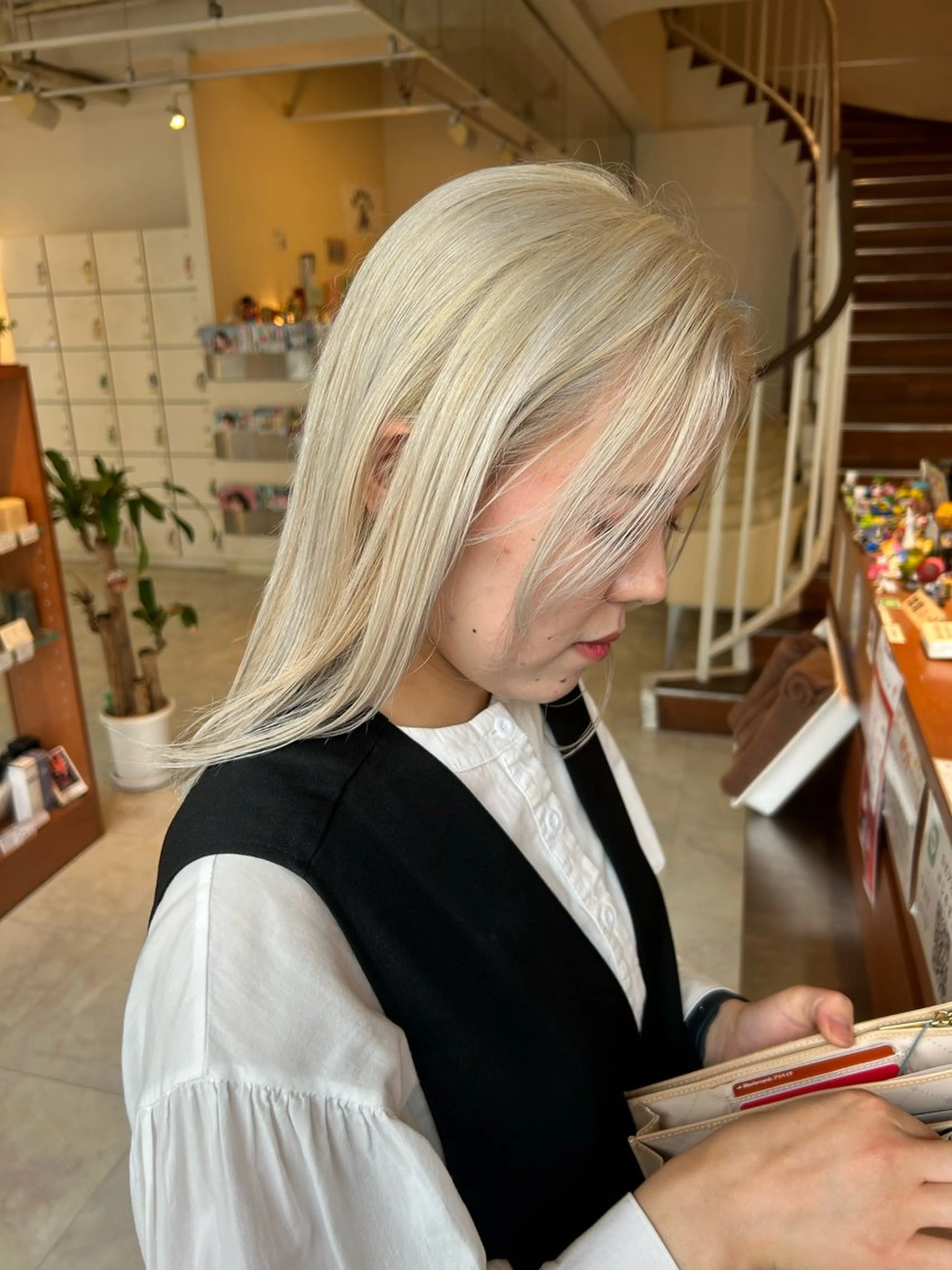 ミディアム カラー ベージュカラー ブリーチ ホワイトベージュ ヘアカラー 小森 永のヘアスタイル