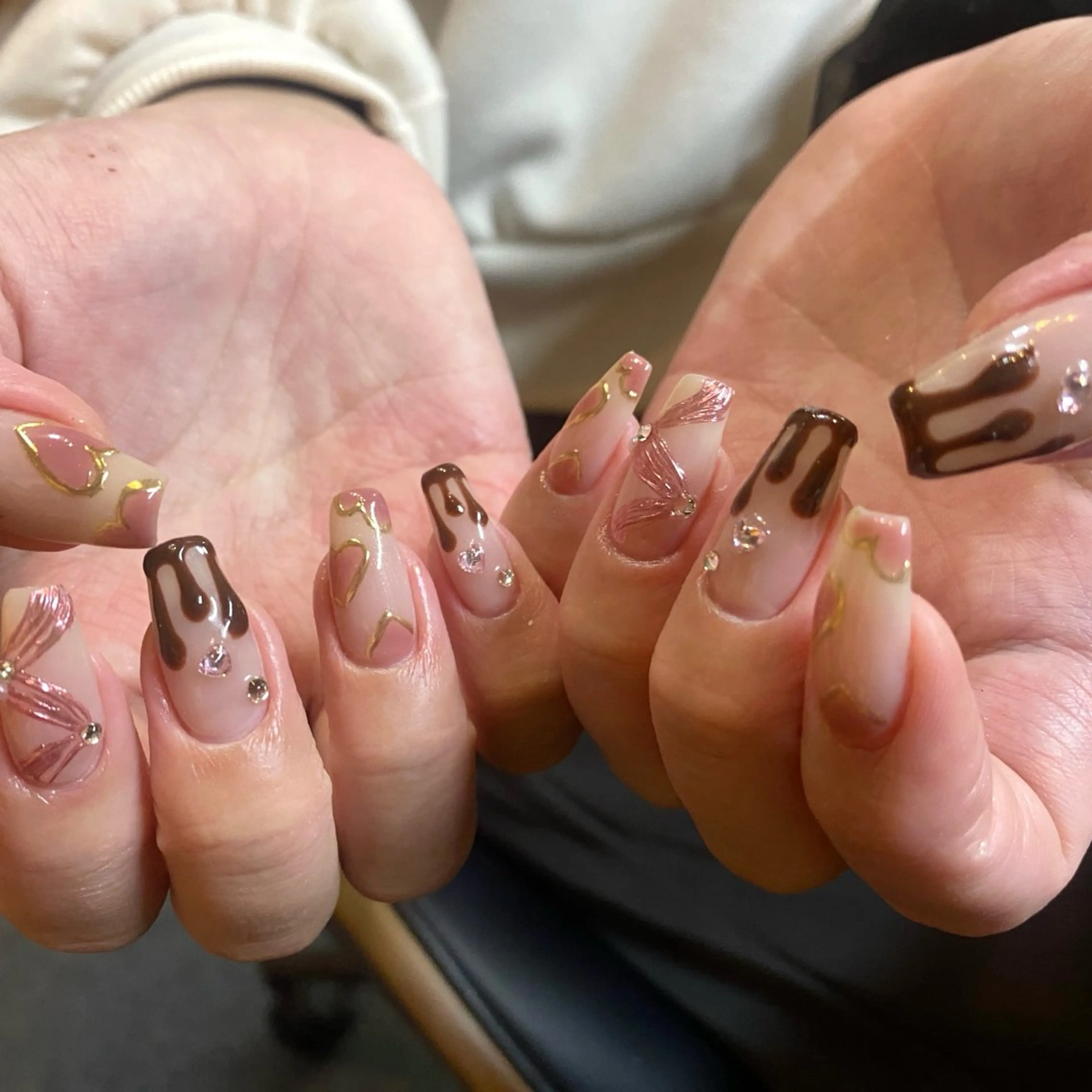 ネイル ガーリー ハート ミラーネイル リボン シルバー ハンドネイル ハンドケア 🎀NAIL🎀 AI🪄︎︎◝✩のネイルデザイン