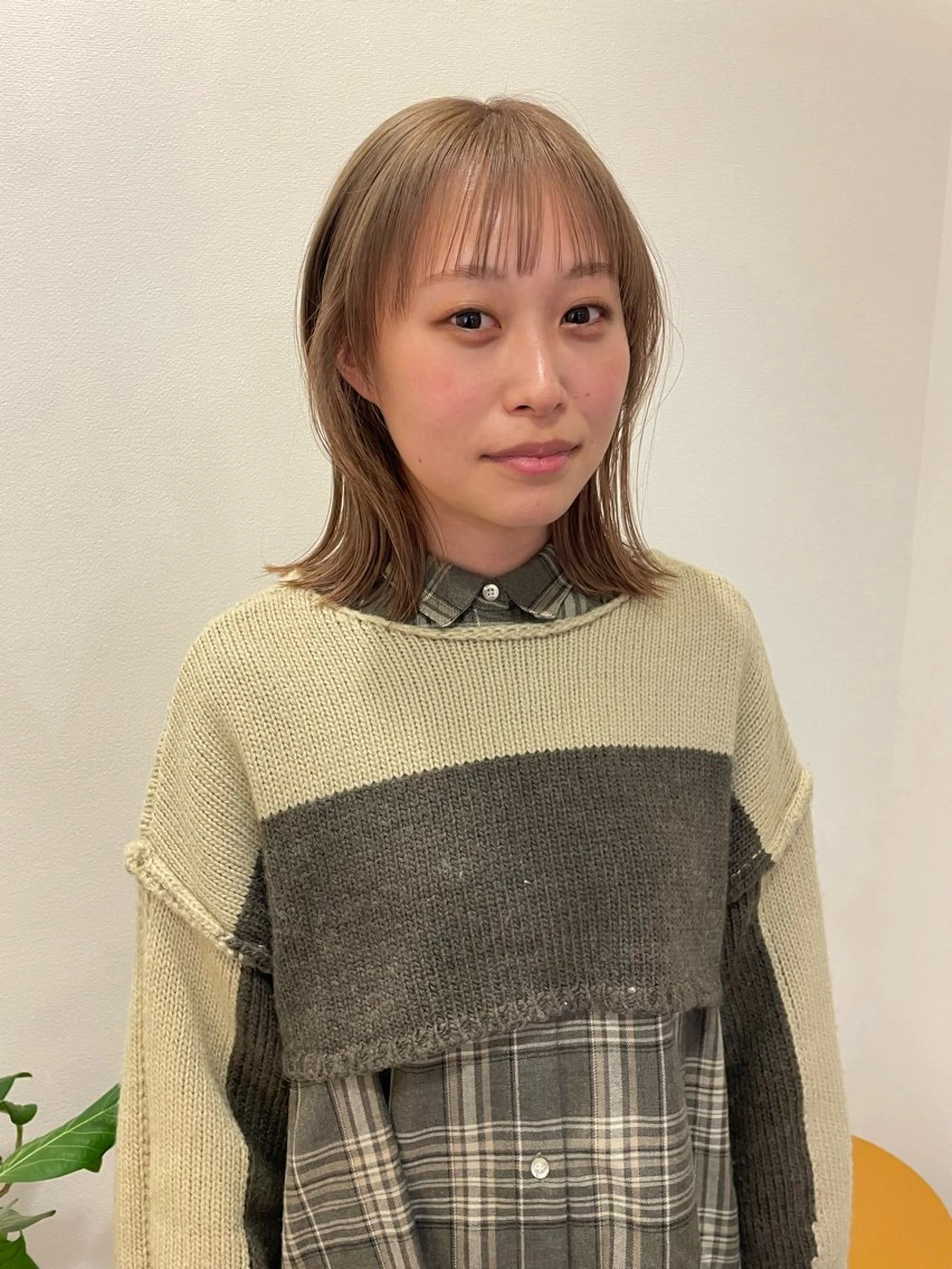 ミディアム カラー ベージュカラー ブリーチ ハイトーンカラー カット ヘアカラー トリートメント さと ちはるのヘアスタイル